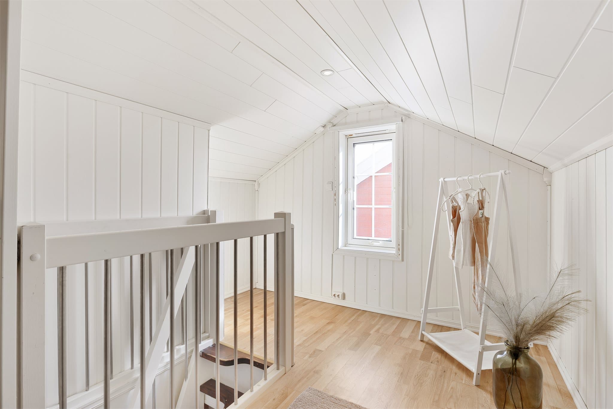 Loftet byr på svært gode oppbevaringsmuligheter og rikelig med ekstra lagringsplass.