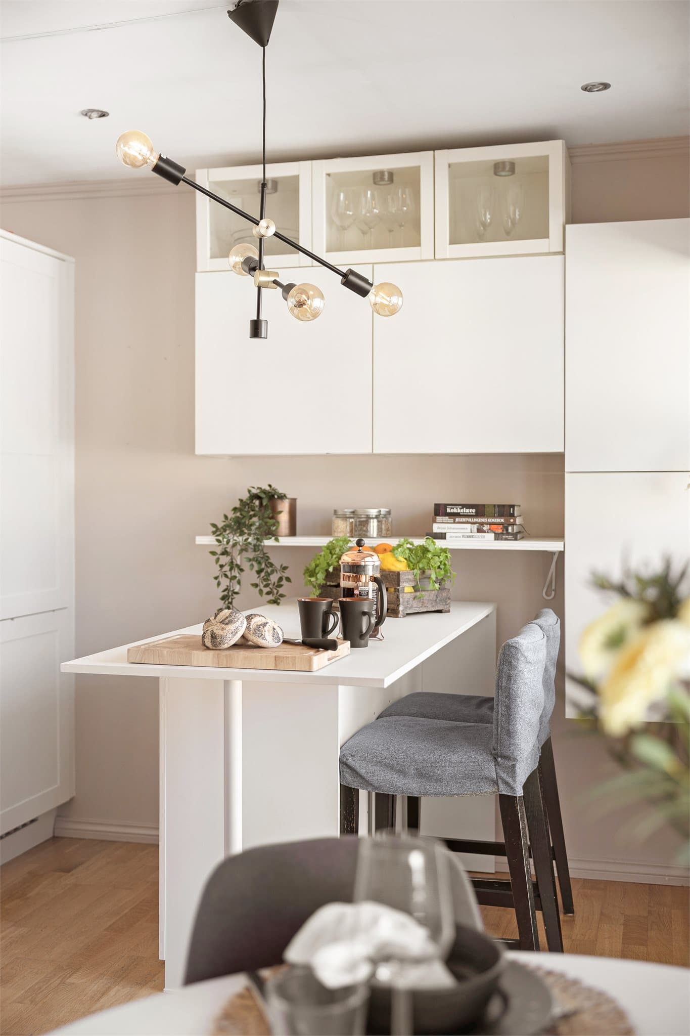 Kjøkkenet har en smart halvøy med sitteplasser som gir både ekstra arbeidsflate og en hyggelig sosial sone.