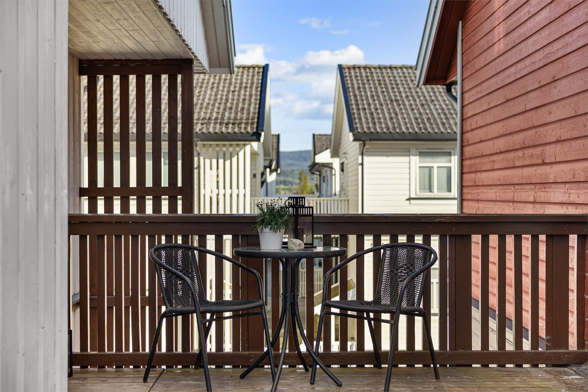 Fra leiligheten er det kort gang- og sykkelavstand til bussholdeplass, skoler, barnehager, idrettsanlegg og sentrum.