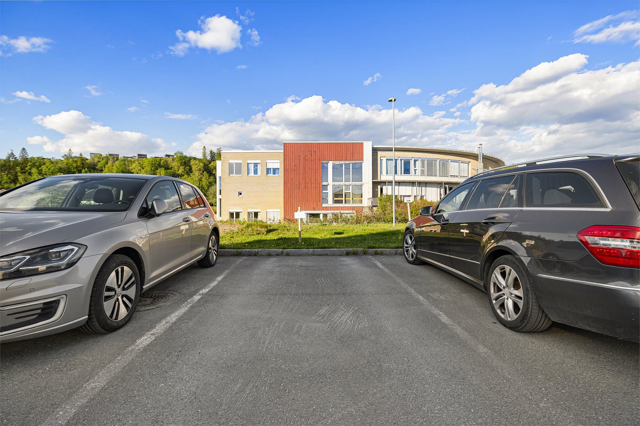 Leiligheten har tilgang til en utvendig parkeringsplass, samt en romslig sportsbod i kjeller.
