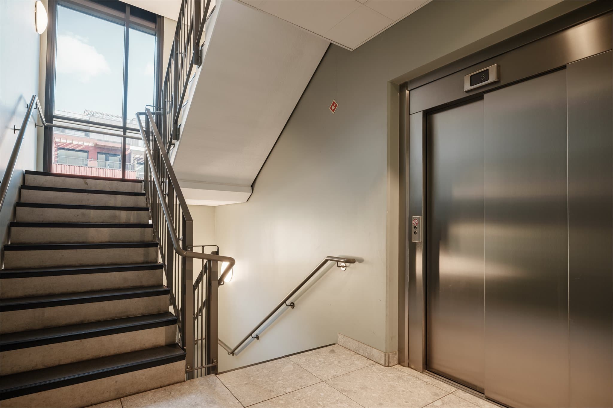 Det er heisadkomst til leiligheten.