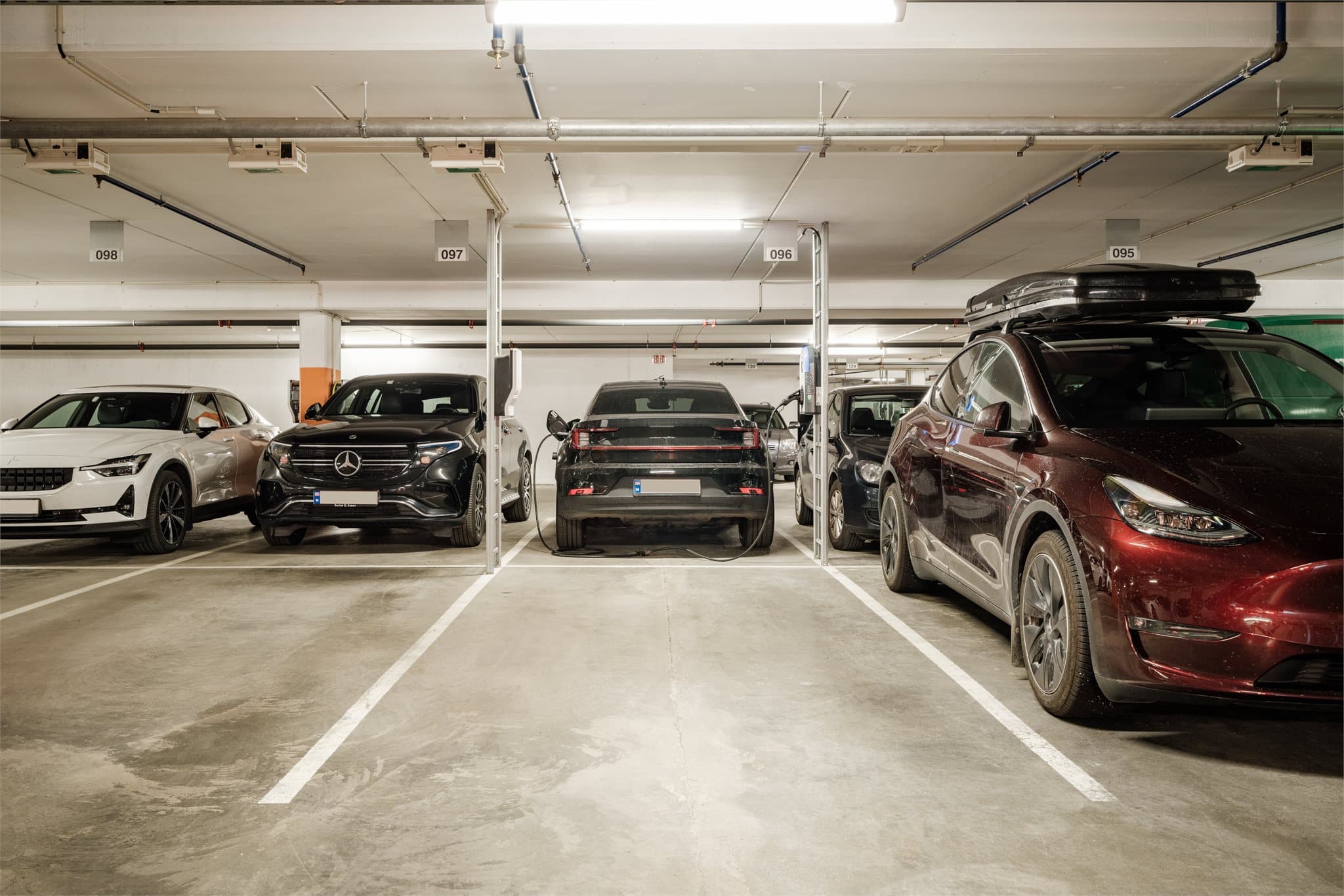 Garasjeanlegg under bygningen.