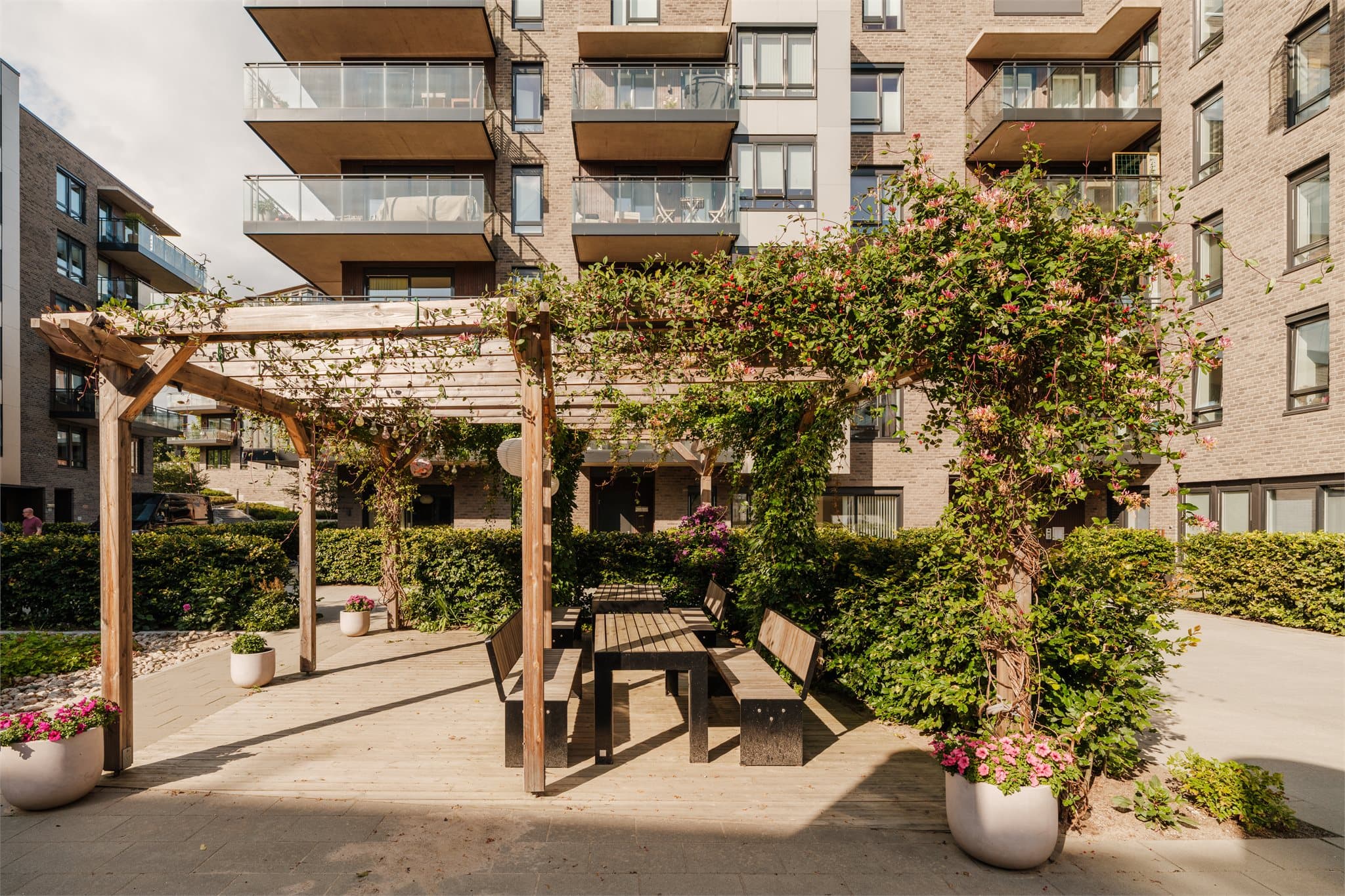 Fine flotte grøntområder og opparbeidete fellesarealer i sameiet.