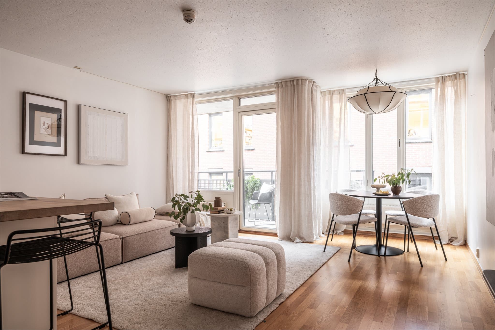 Oppholdsrommet fungerer som hjemmets hjerte - et naturlig samlingspunkt som enkelt kan tilpasses ulike behov og livssituasjoner.