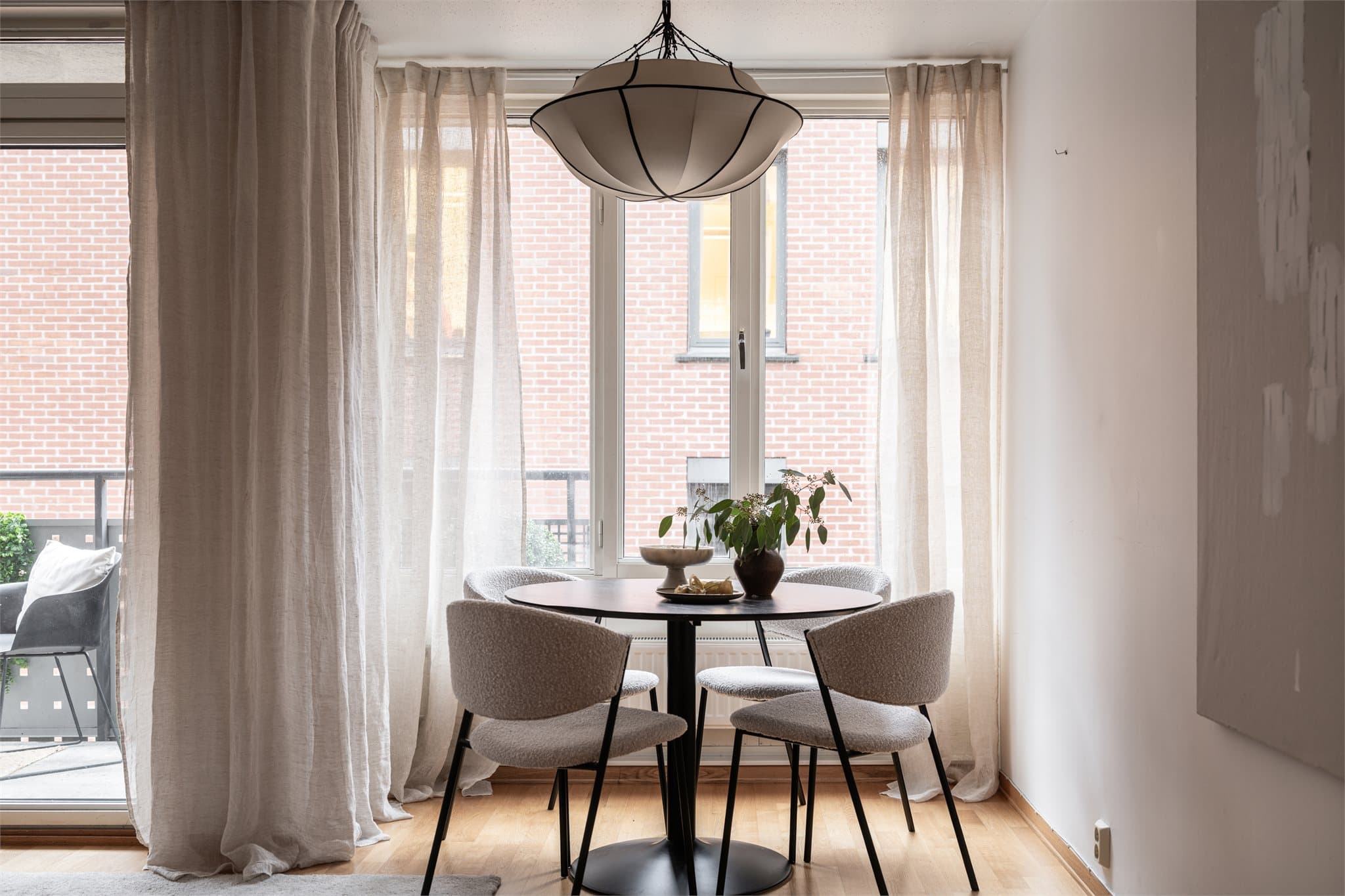 Den gjennomgående planløsningen gir rommet godt naturlig lys og en harmonisk atmosfære.