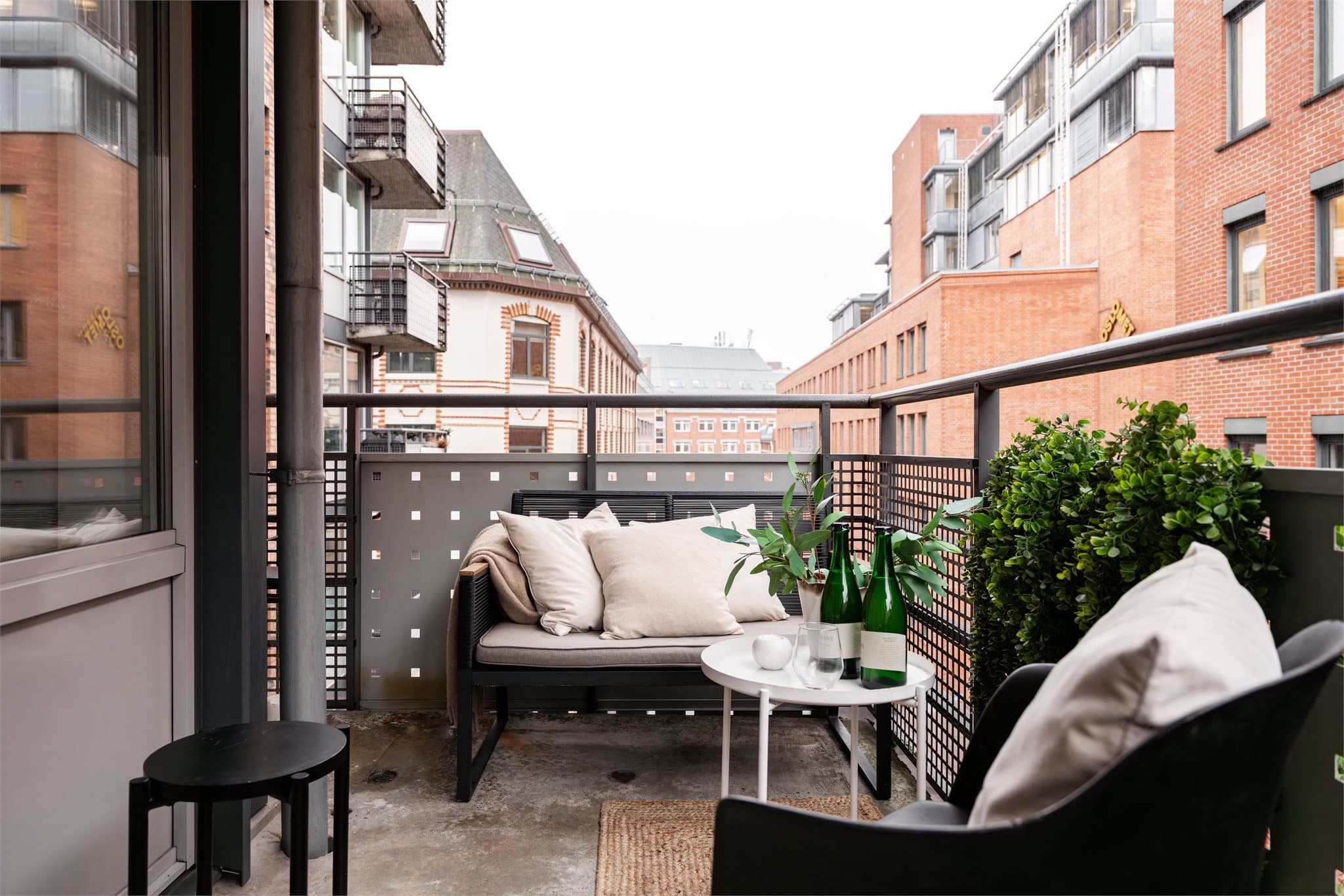 Leiligheten ligger i byggets 3. etasje, med heisadkomst, romslig balkong og parkeringsmuligheter.