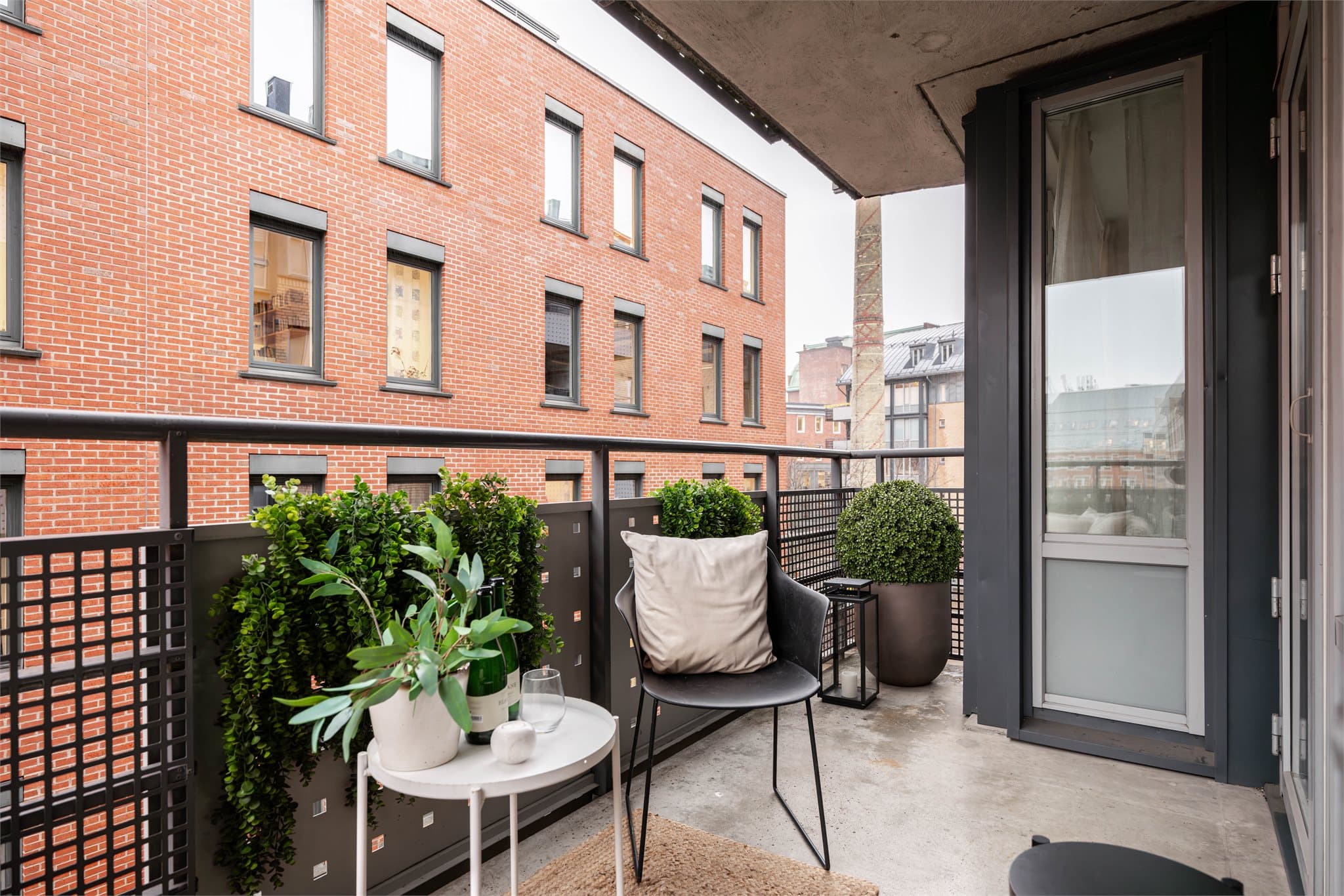 Den vestvendte balkongen på 7 m² byr på gode solforhold og en plass hvor du kan nyte rolige stunder.