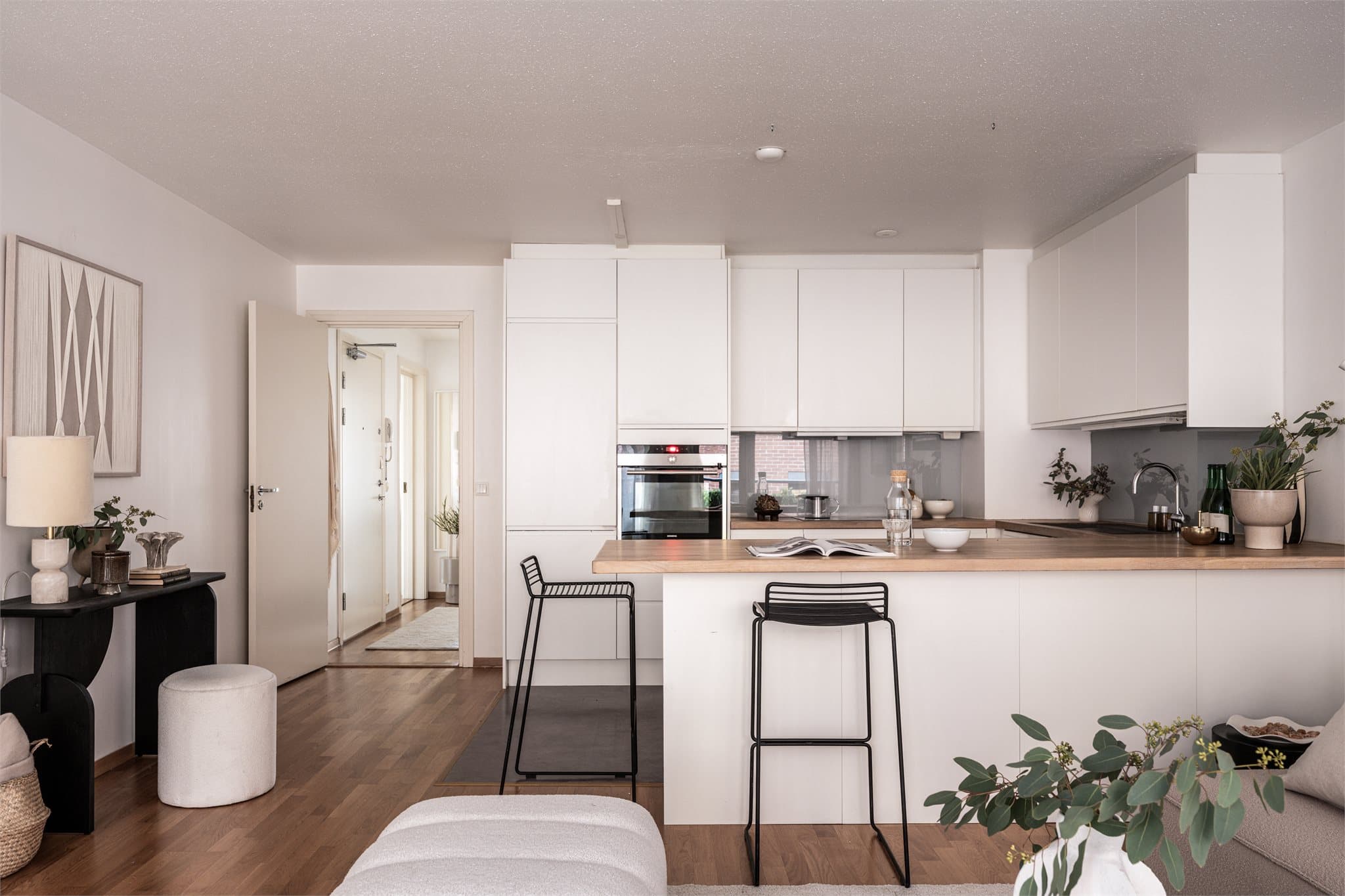 Barløsningen skaper et fint knutepunkt som binder kjøkken og stue sammen.