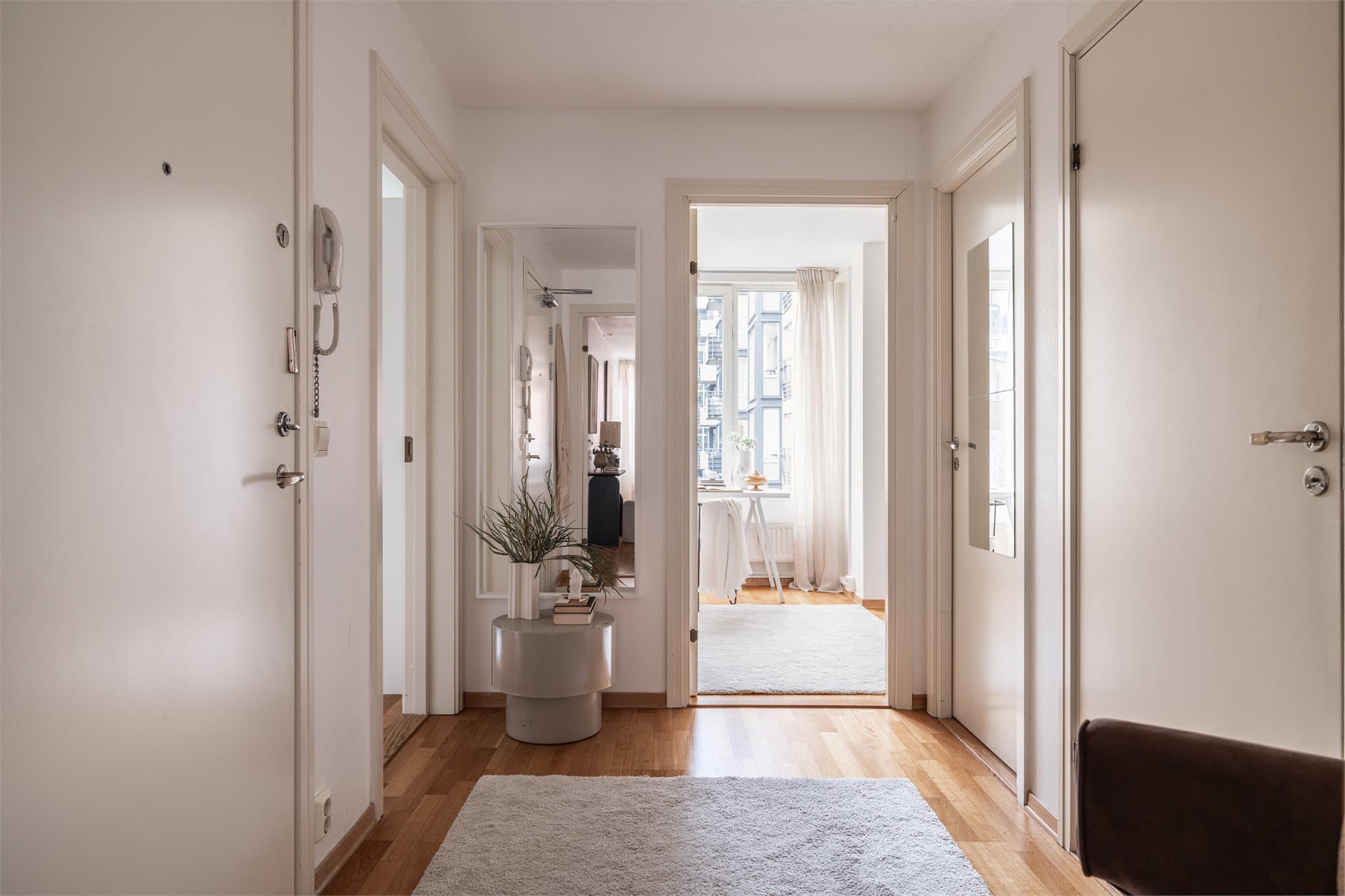 Entréen binder boligens rom sammen og gir en naturlig bevegelse gjennom leiligheten.