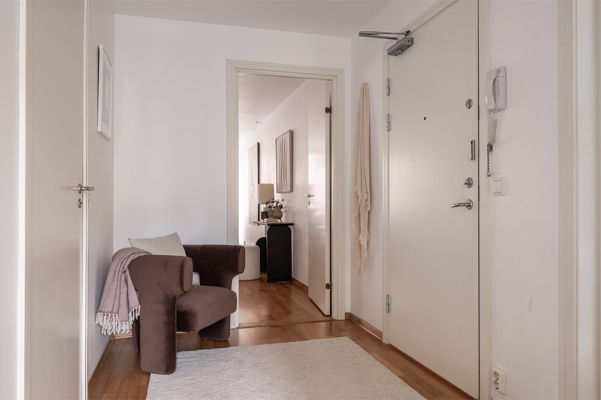 Leiligheten ønsker deg velkommen inn i en lys og romslig entréhall med dørcalling.