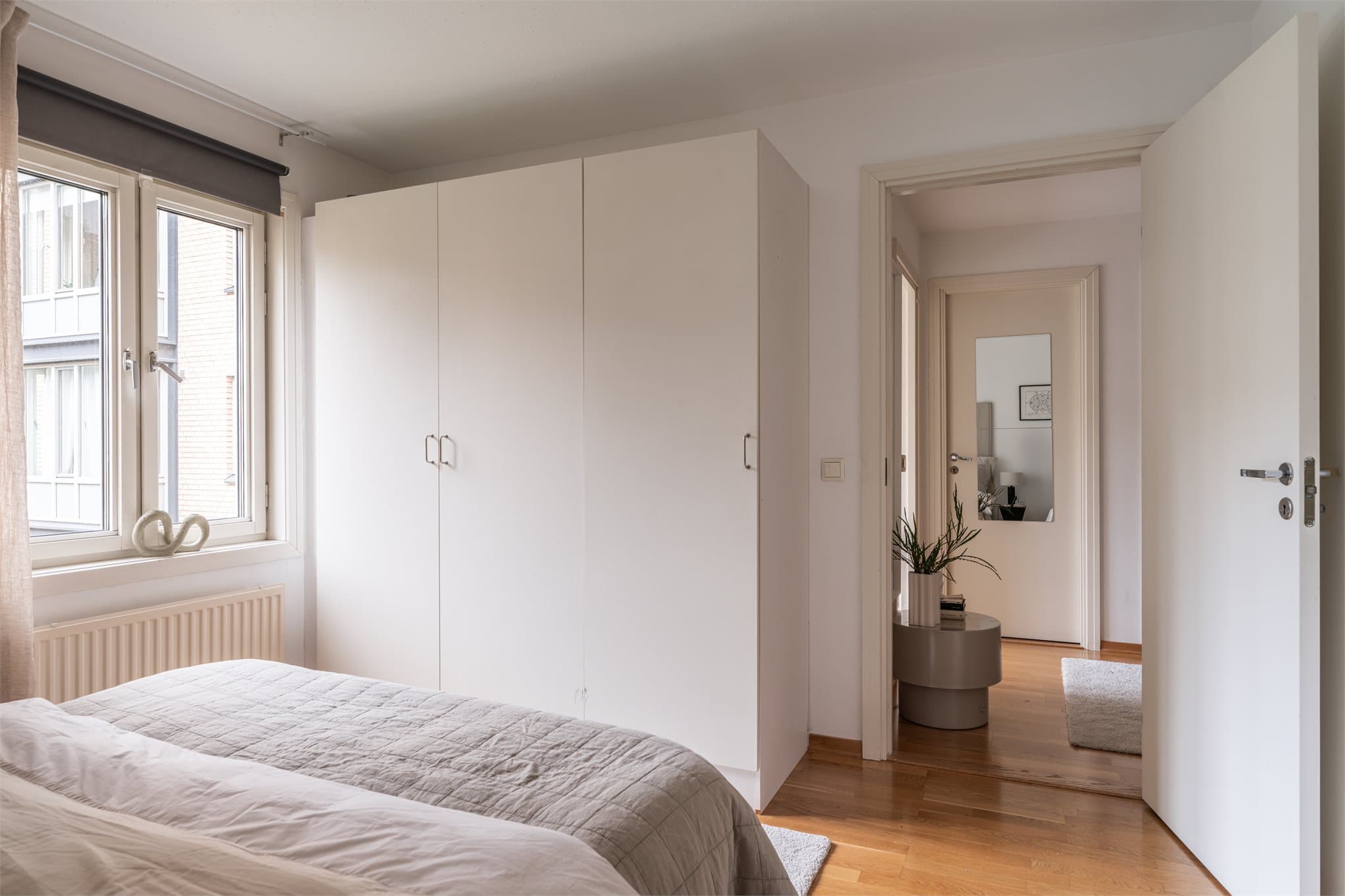 Garderobeløsningen følger med og gir rommet gode oppbevaringsmuligheter fra første stund.