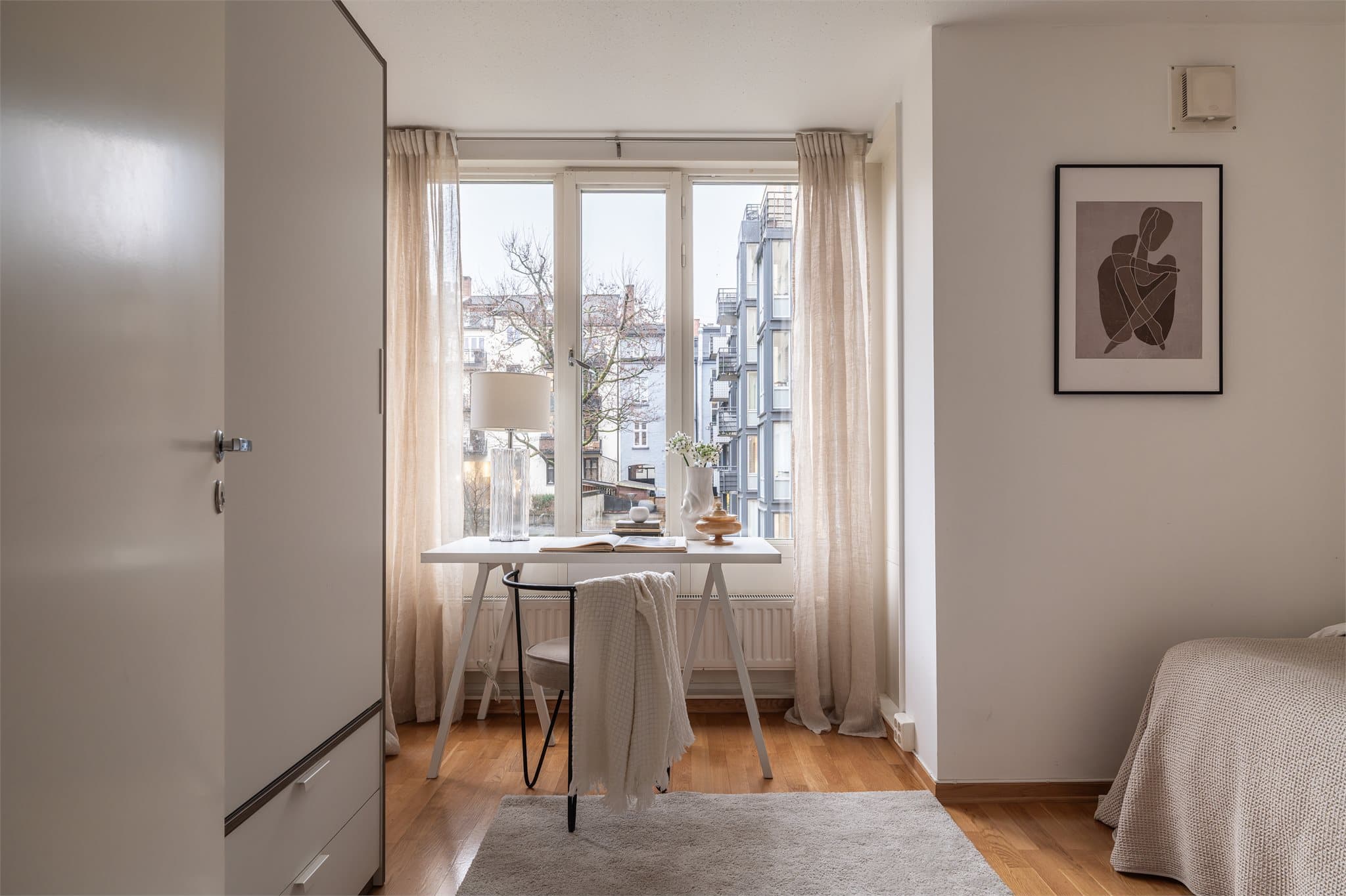 Hovedsoverommet skiller seg ut med en tilbaketrukket nisje, perfekt til arbeidsplass, sminkebord eller lesekrok.