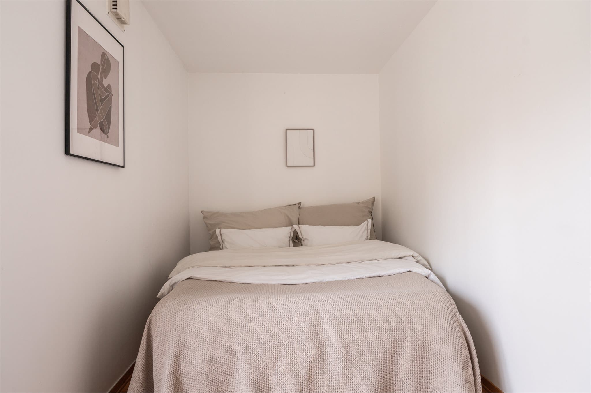 Soveavdelingen er rolig og privat, med god plass til en stor seng.