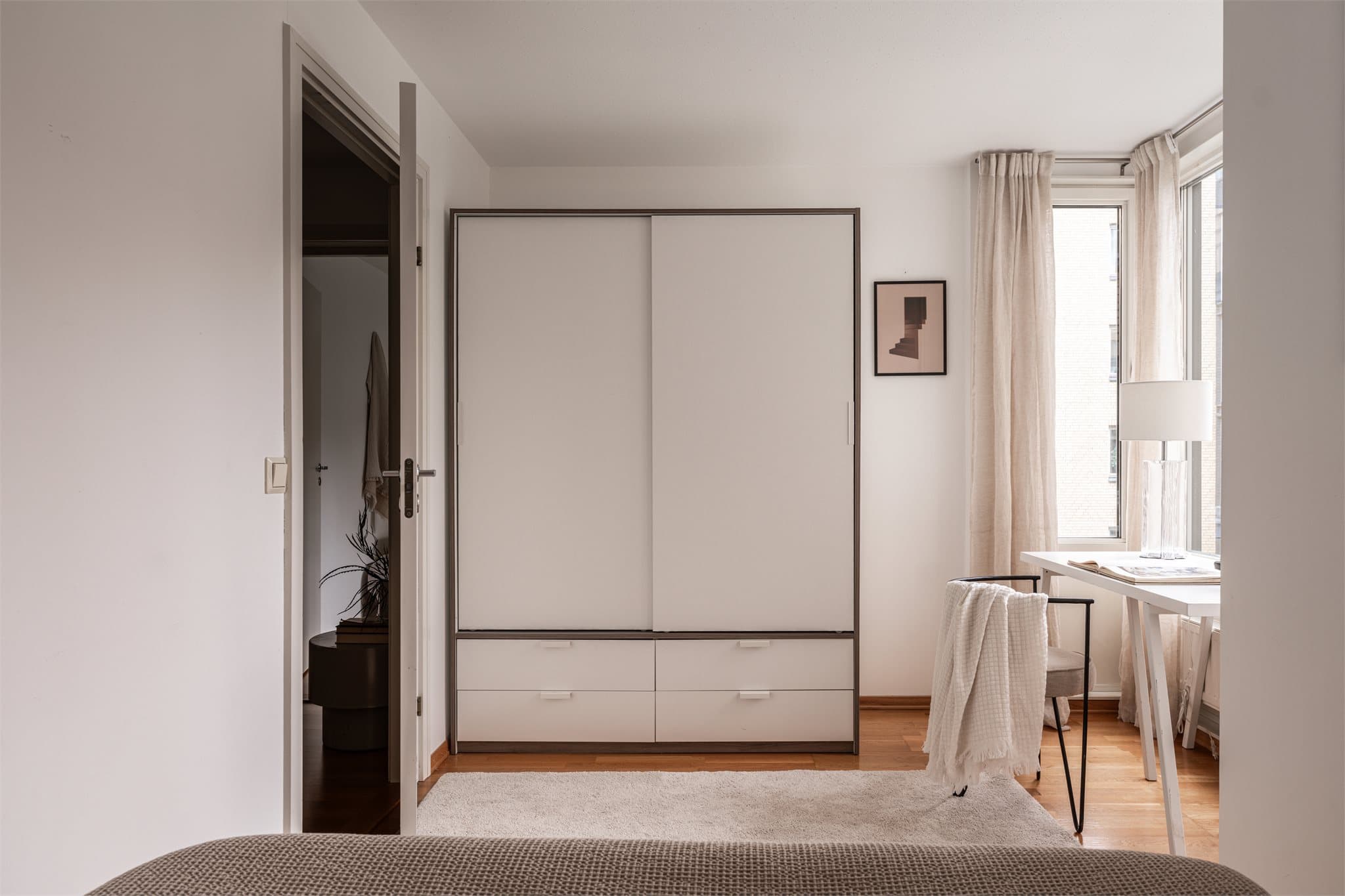 Garderoben følger med og gir god oppbevaringsplass, samtidig som rommet beholder en romslig følelse.