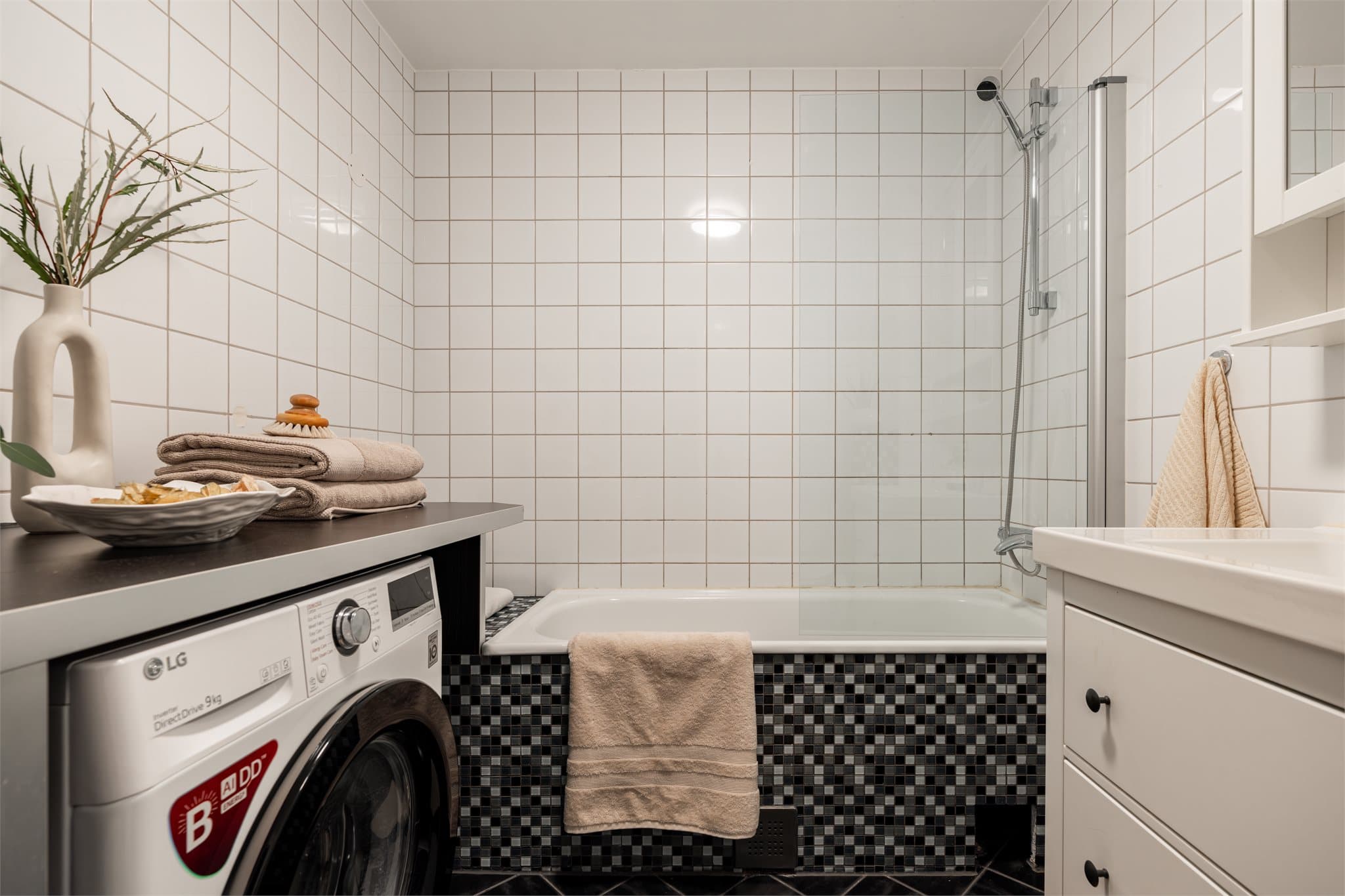 Her får du badekar med dusjløsning, vegghengt toalett og en vaskemaskin som medfølger.