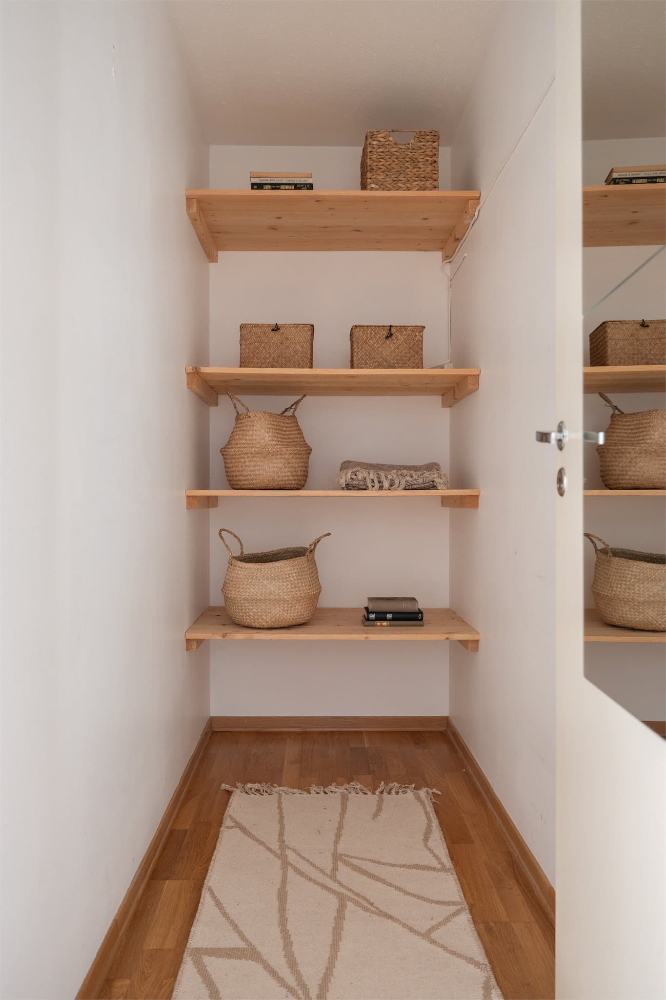 Den innvendige boden er romslig og utstyrt med faste hyller som gir gode, praktiske oppbevaringsmuligheter i hverdagen.