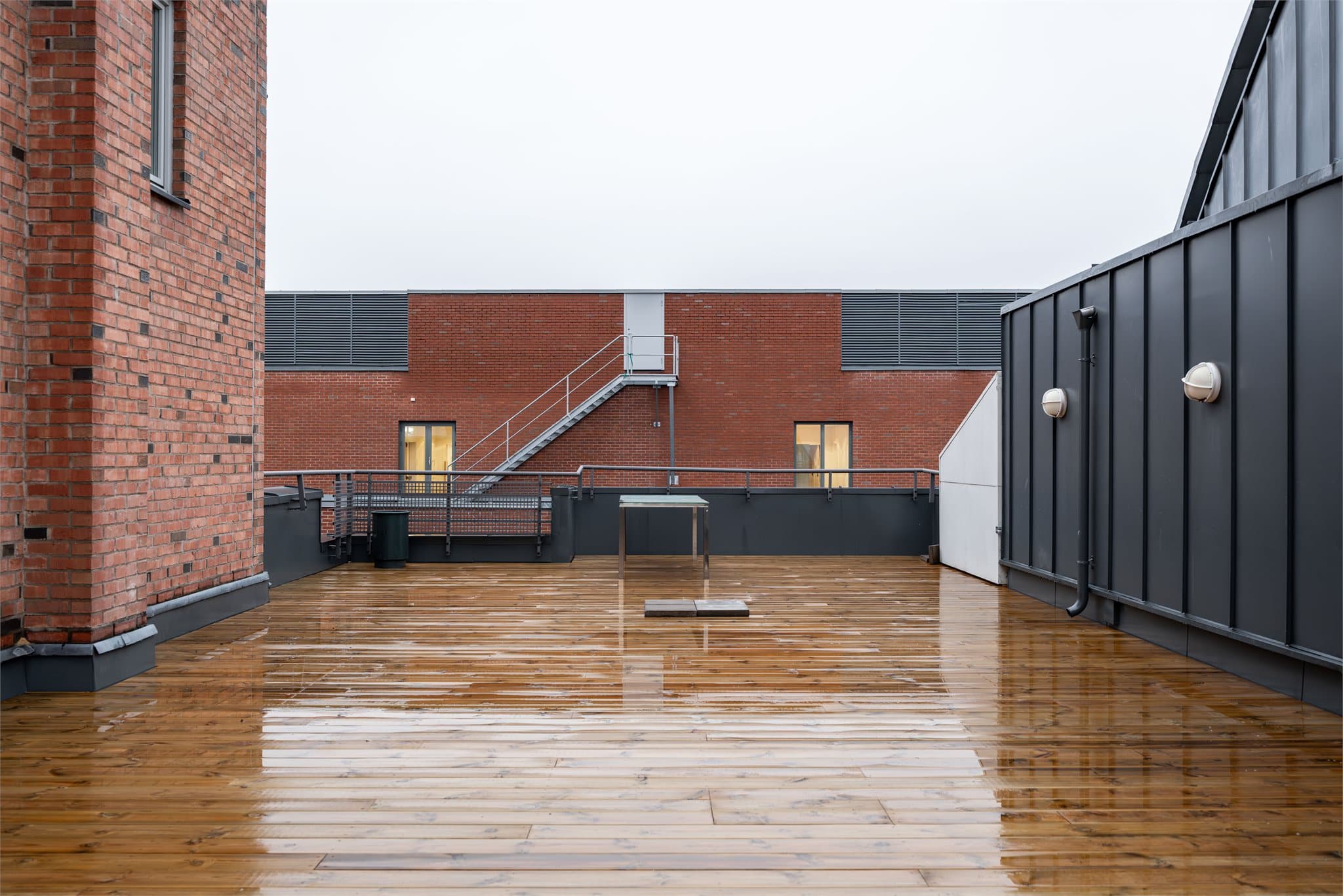 Takterrassen ligger i samme oppgang – ta heisen opp og nyt varme sommerdager.