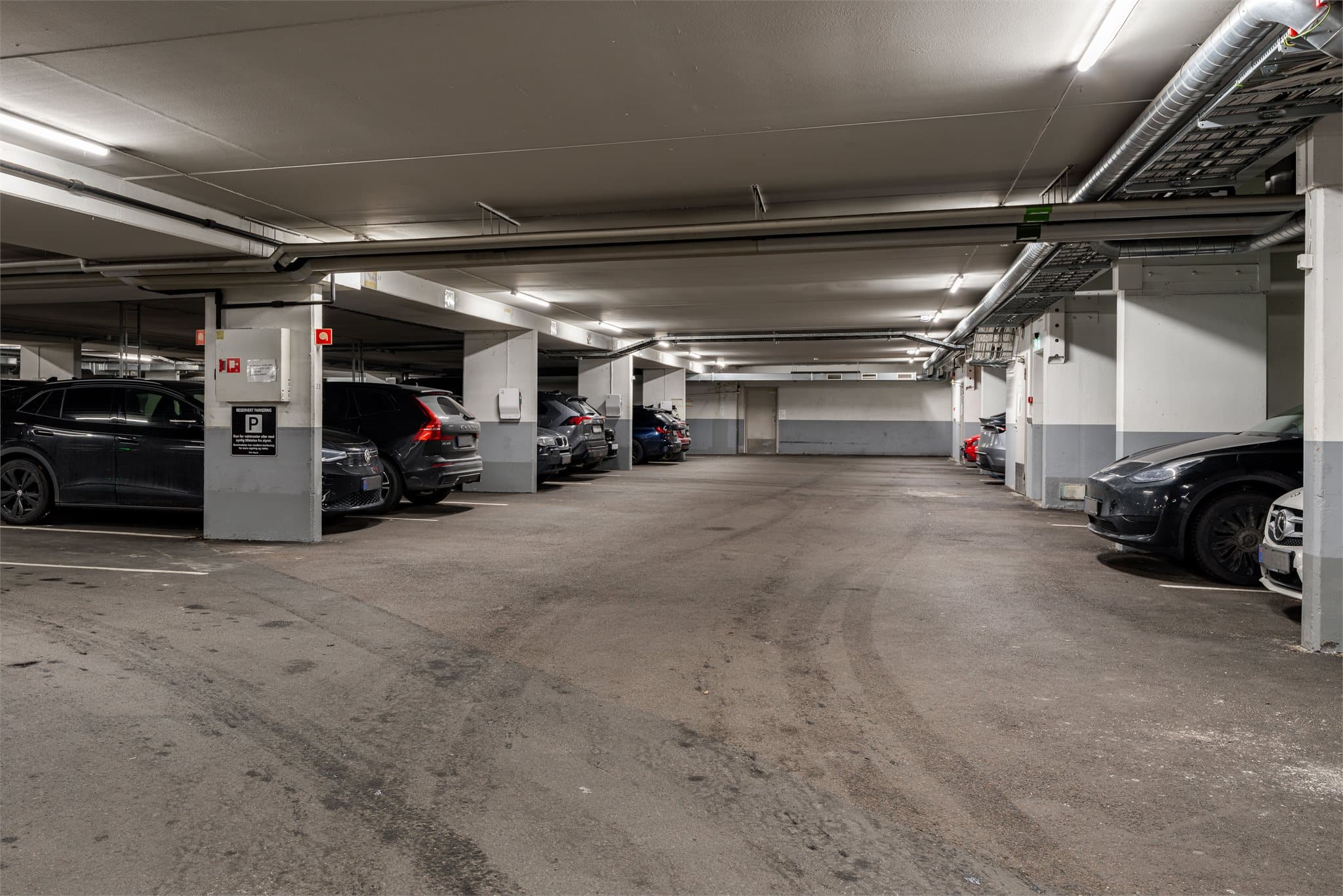 Garasjeanlegget ligger i underetasjen og nås med heis. Plasser kan kjøpes eller leies ved tilgjengelighet.