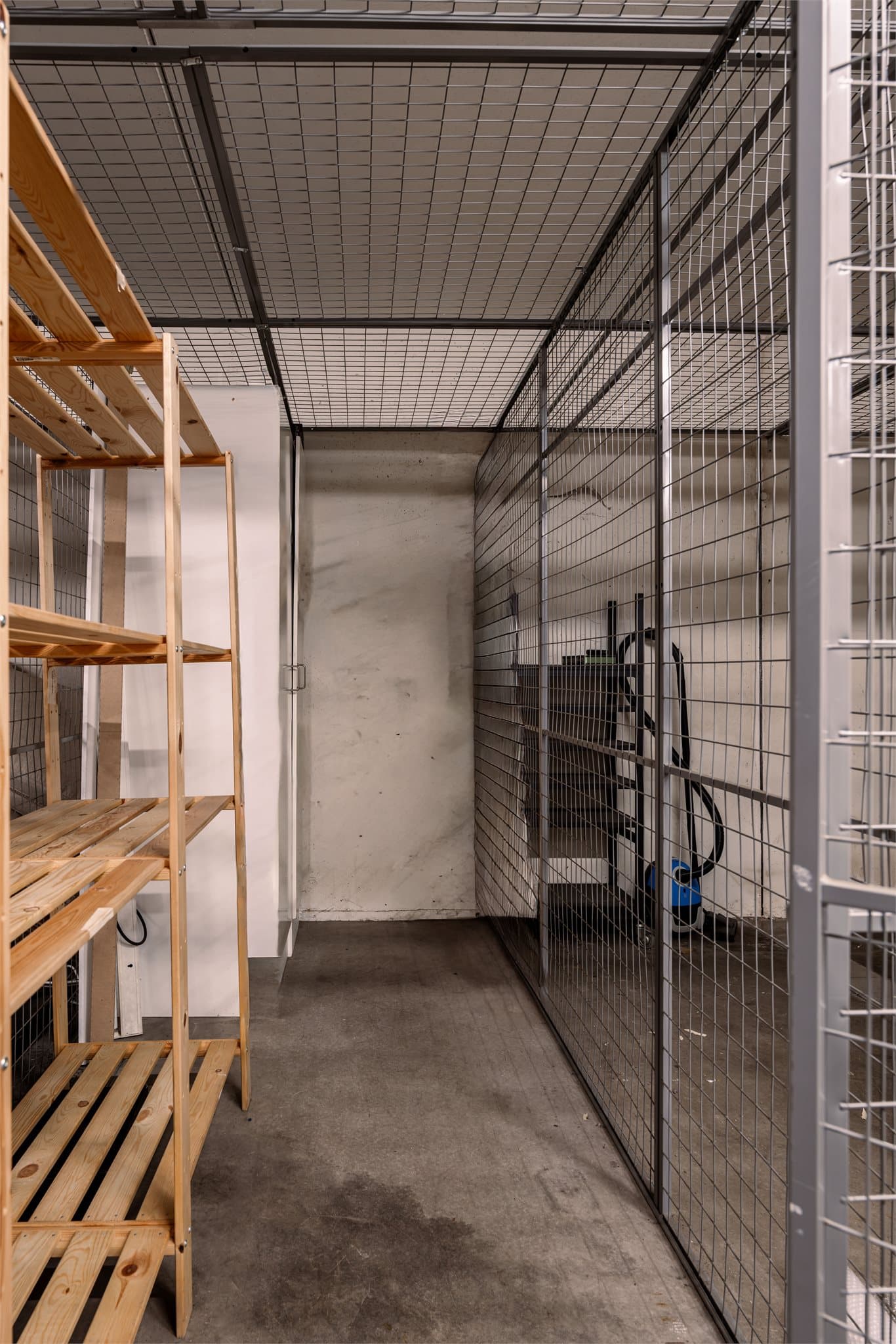 I kjelleren medfølger en ekstern bod på ca. 5 m², ideell for sesongutstyr og ekstra oppbevaring.