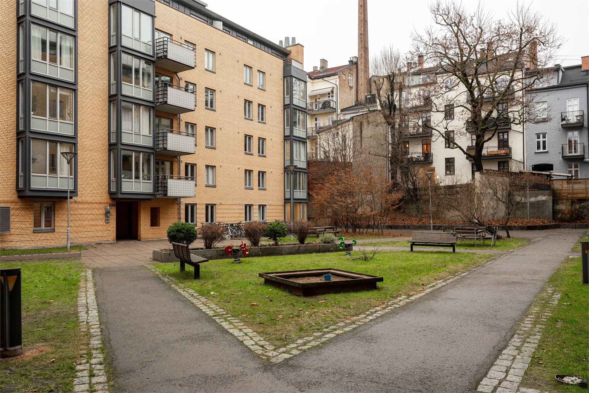 Når du trår ut av oppgangen, møtes du av en pent opparbeidet og grønn bakgård med hyggelige fellesarealer.