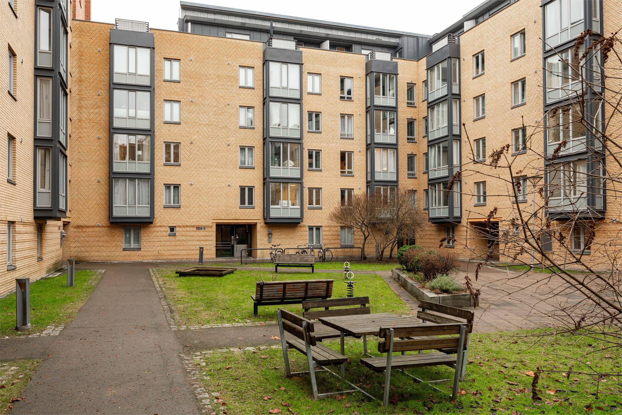 Sameiet er veldrevet, og leilighetens andel av fellesgjelden er svært lav (kr 2 992). Fyring og varmt vann er inkludert i felleskostnadene.