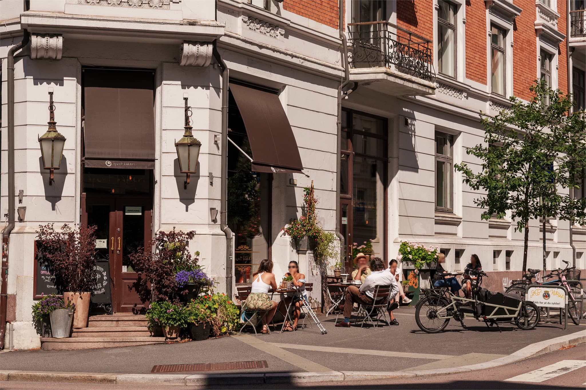 Bybildet rundt boligen byr også på et stort utvalg av restauranter, kafeer og hyggelige serveringssteder.