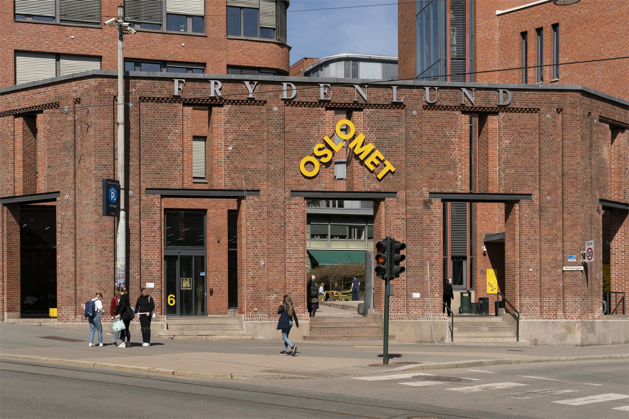 OsloMet ligger kun ca. tre minutter unna til fots og er med på å gi området en god kombinasjon av sentral beliggenhet og rolige omgivelser.