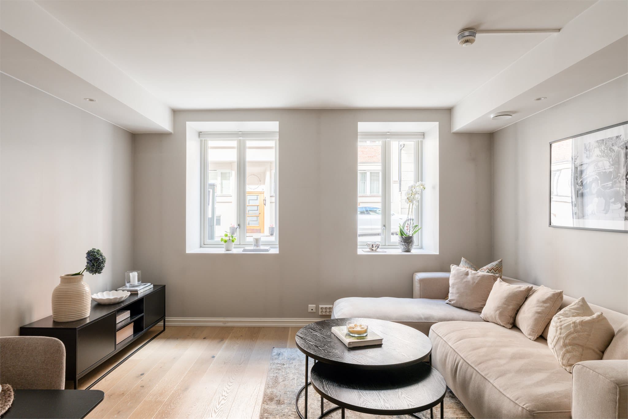 Stuen har god plass til sofagruppe, TV-møblement, salongbord og øvrig innredning.