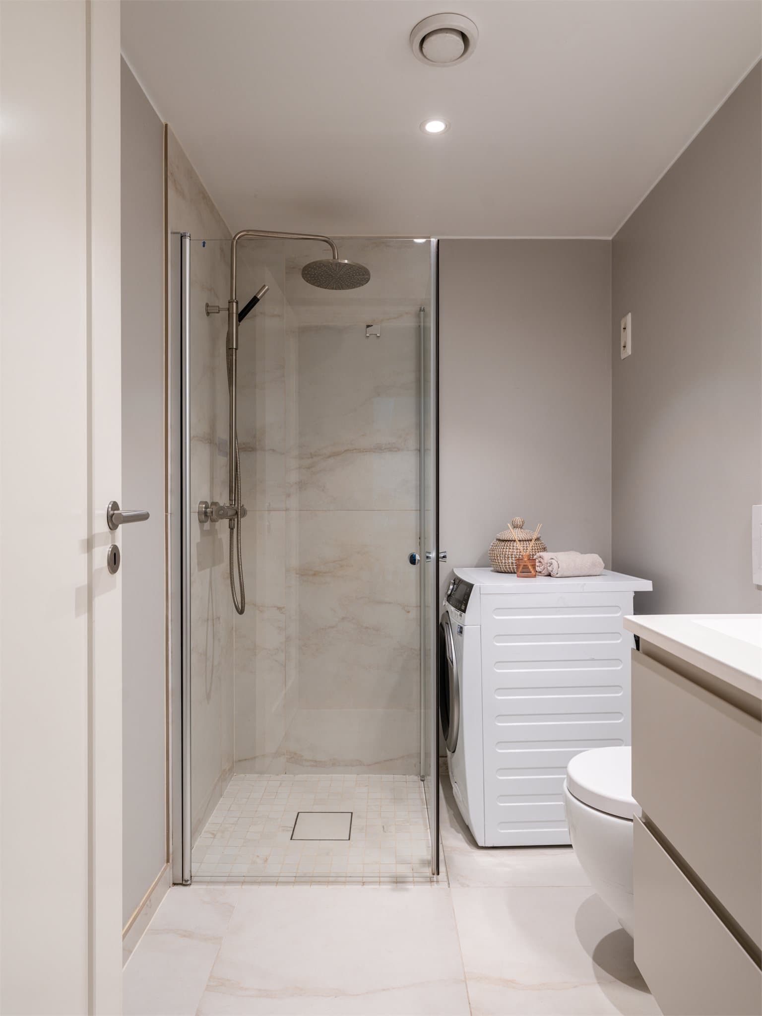 Badet holder en svært lekker standard med store fliser, moderne innredning og et tidløst uttrykk.