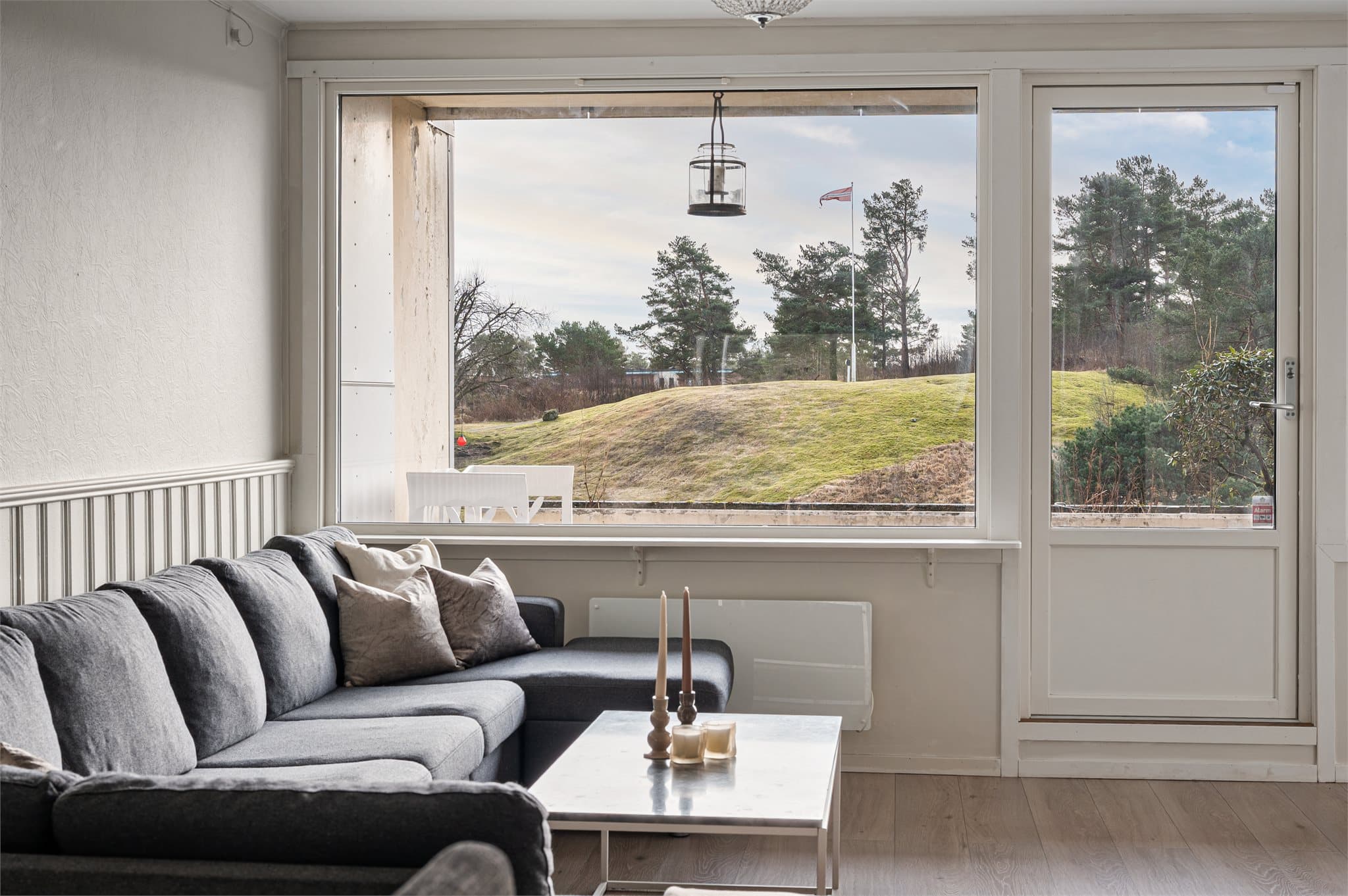 - Fra stuen er det direkte adkomst til en herlig, romslig altan -