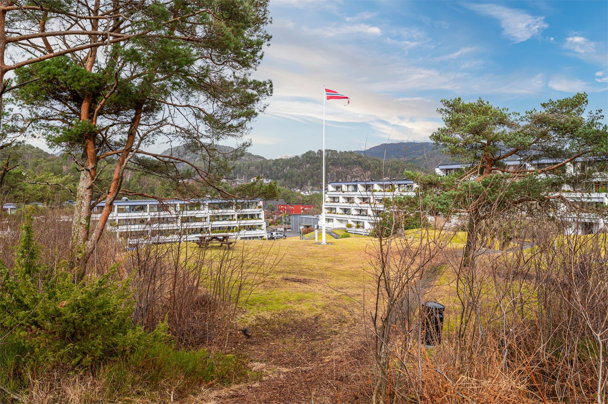 - Kort vei til flere turområder som Lyderhorn-fjellet, Kanadaskogen og Alvøen -