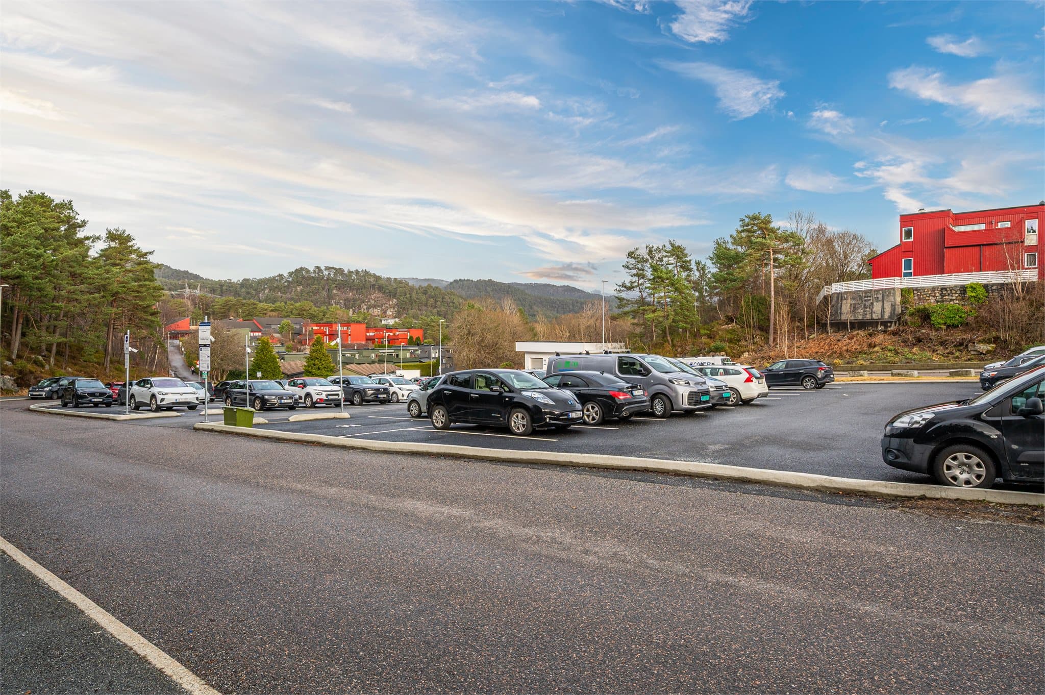 - Det er også mulig å leie en parkeringsplass utendørs -