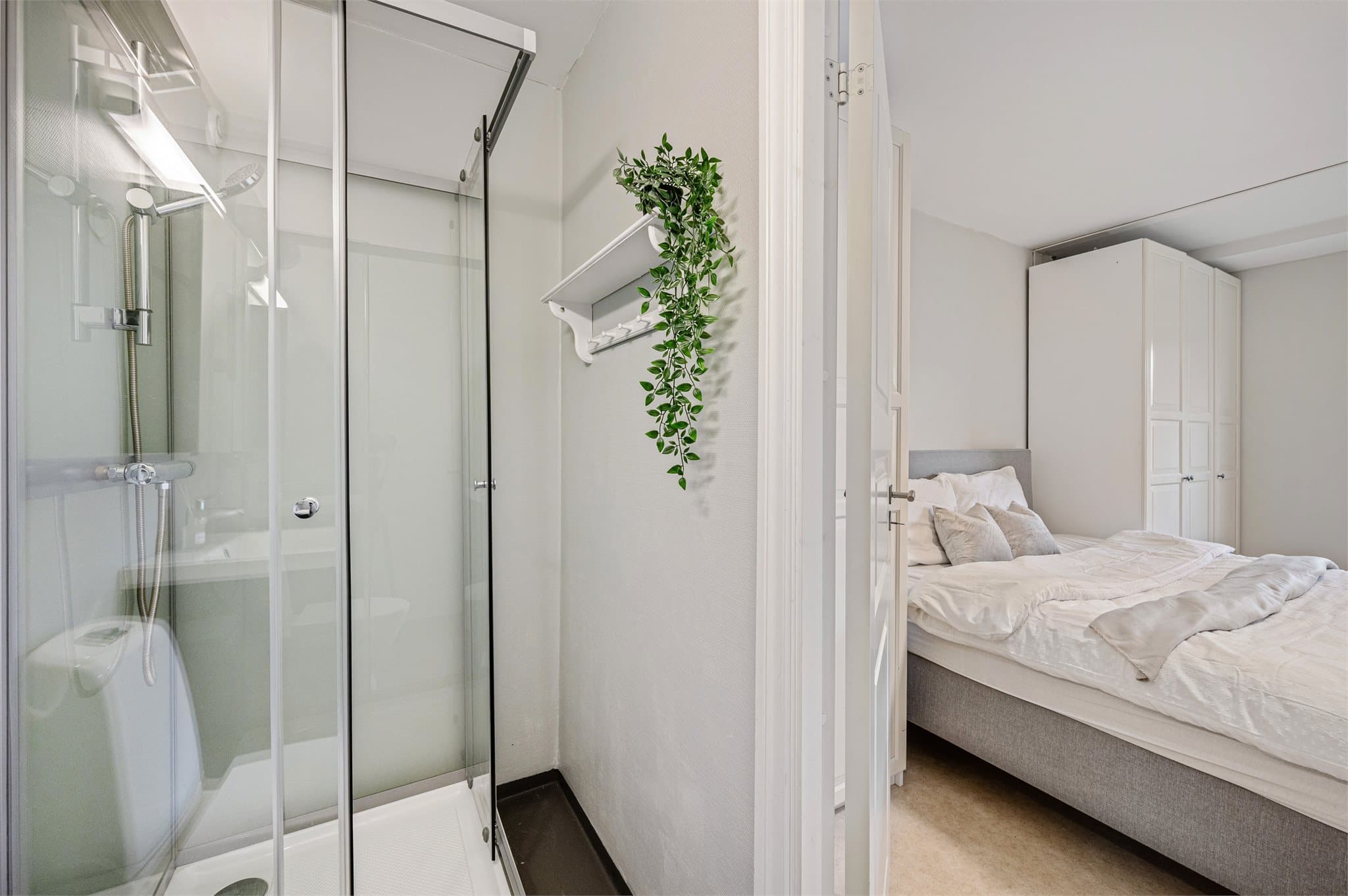 - Innredet med heldekkende servant, toalett og dusjkabinett -