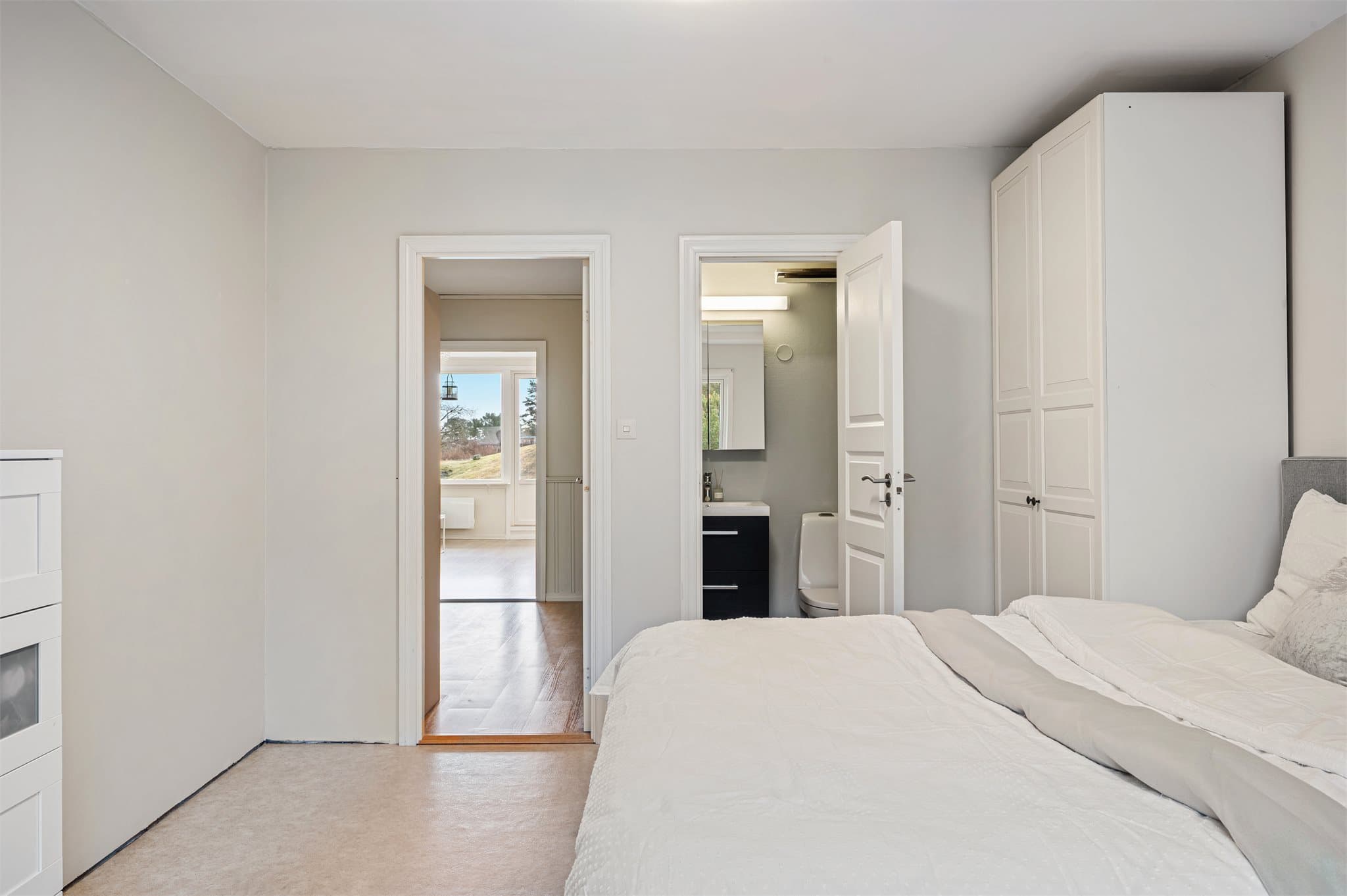 - Soverommet har egen adkomst til tilhørende bad -