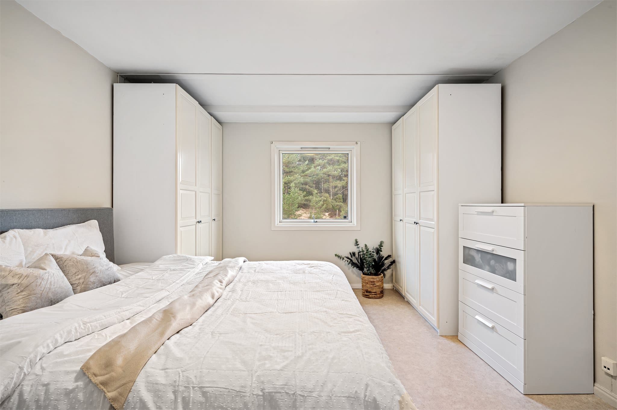 - Her har man god plass til dobbeltseng i ønsket størrelse og garderobeskap -