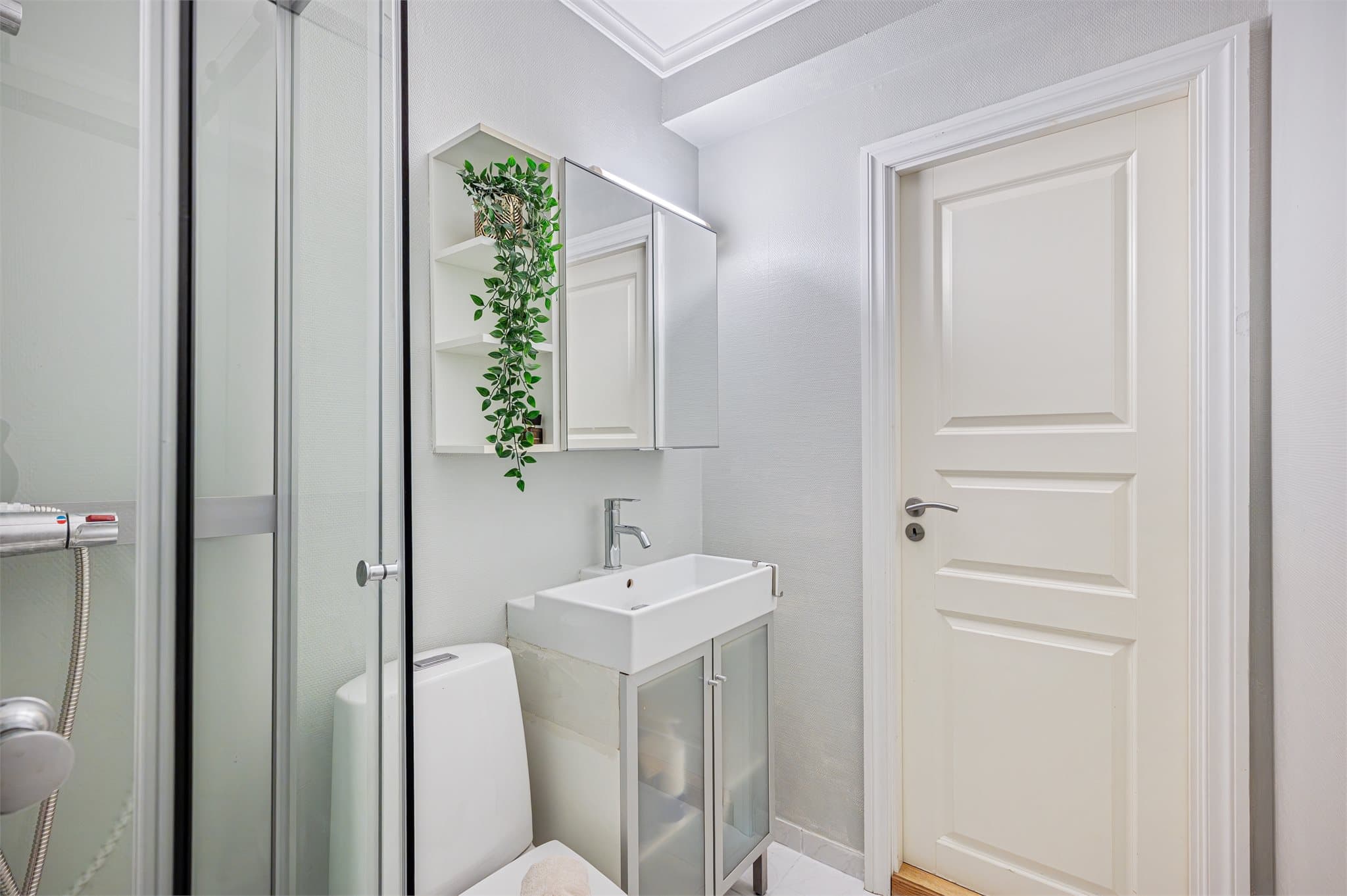 - Innredet med benkeskap med servant, toalett og dusjkabinett -