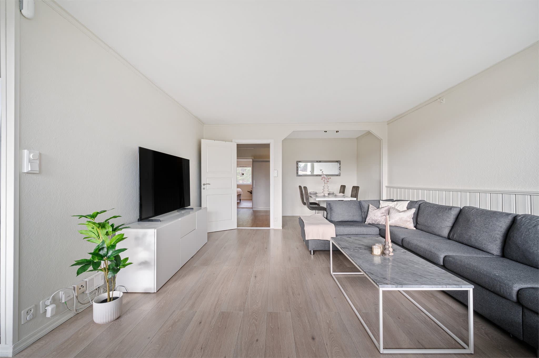 - Gjennomgående lik laminat på gulv gjennom stue, kjøkken og spisestue skaper et nydelig helhetsinntrykk -