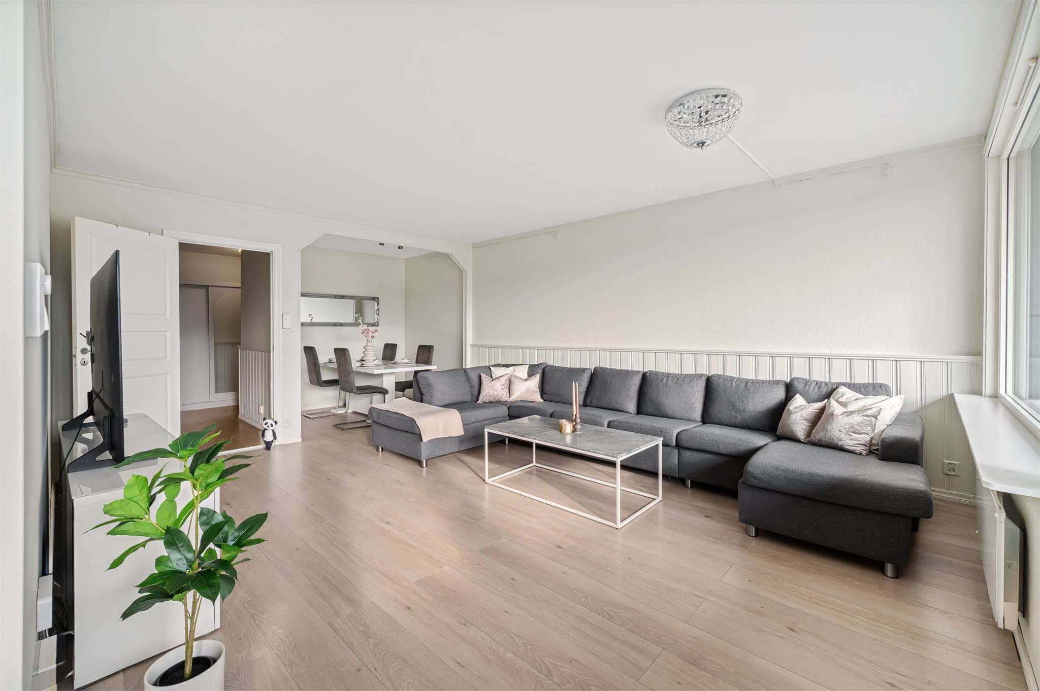 - Stuen måler 27,5m² og utformingen gjør det enkelt å innrede med sofa- og spisegruppe i hver sin naturlige sone -