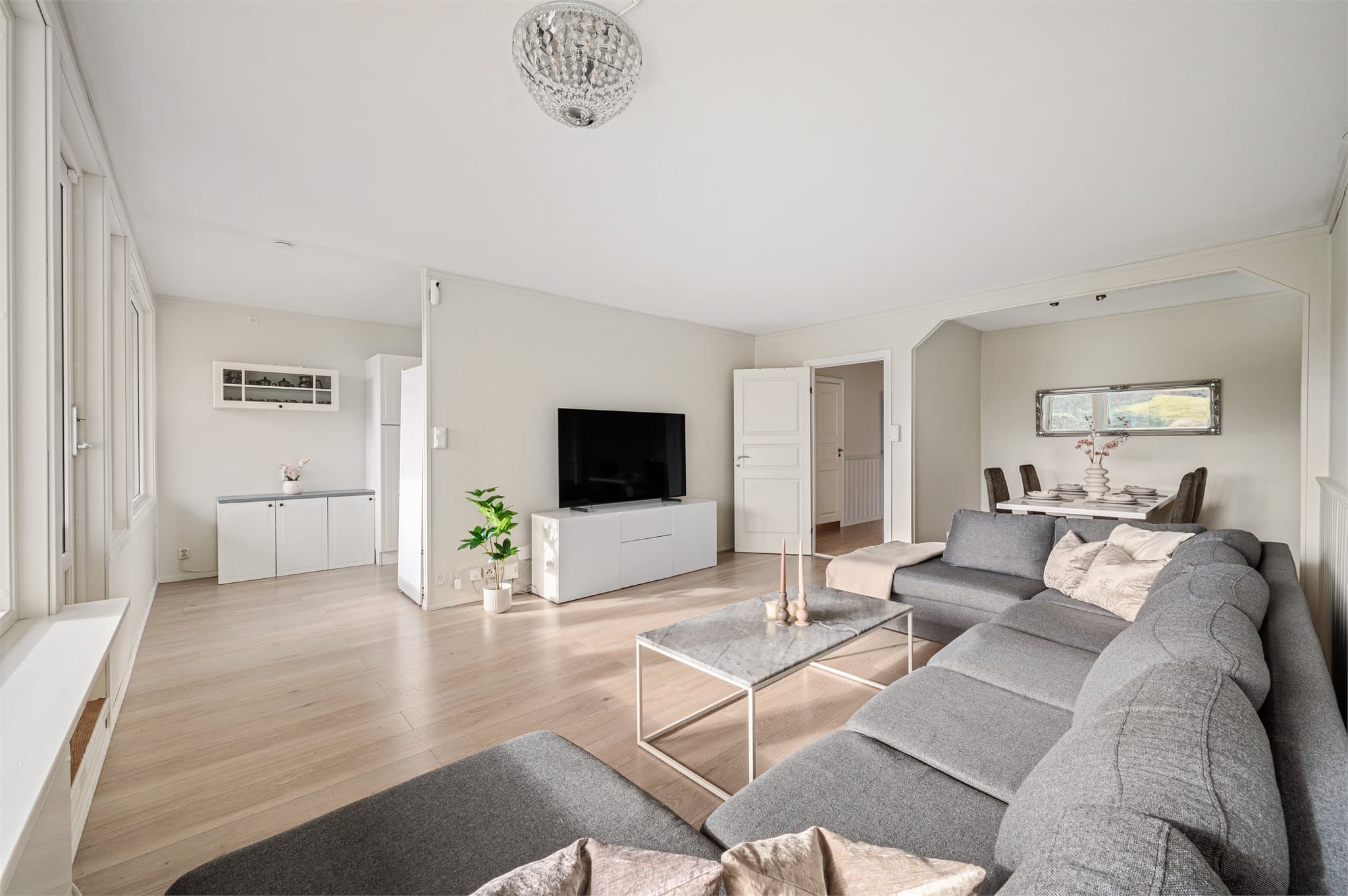 - Leiligheten har et BRA-i på 106m² og inneholder entré/gang, 3 soverom, 2 bad, vaskerom, stue og kjøkken -