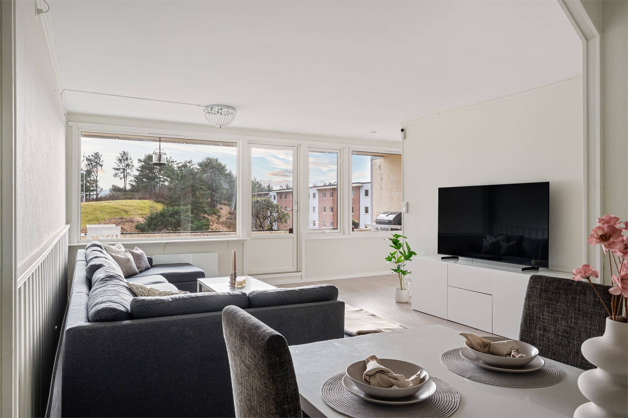 - Store vindusflater fyller stuen med naturlig lys -