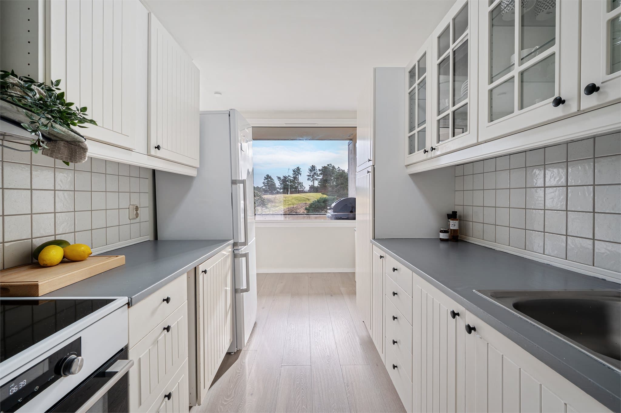 - Fra kjøkkenvinduet har du utsikt ut mot flott grøntareal -