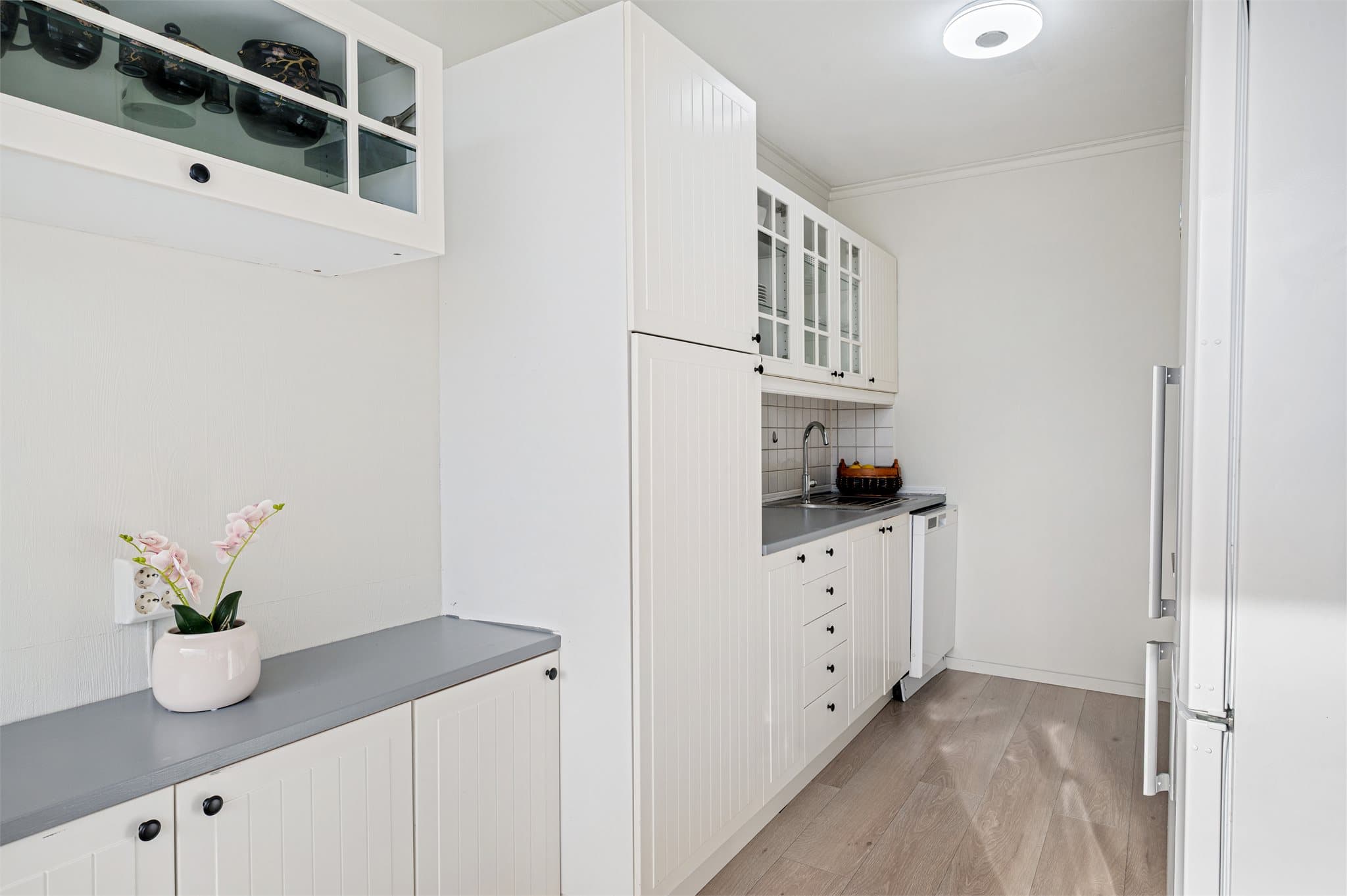 - Kjøkkeninnredning med profilerte fronter og benkeplate i laminat -