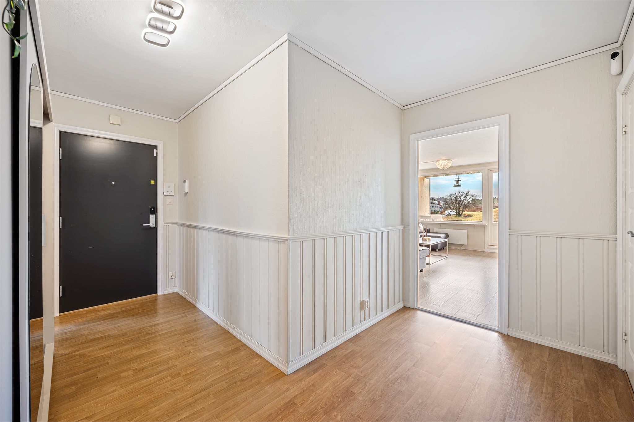 - Du blir ønsket velkommen hjem til en romslig entré/gang som måler 11,9m². Inngangsdør med kodelås fra 2019/2020 -