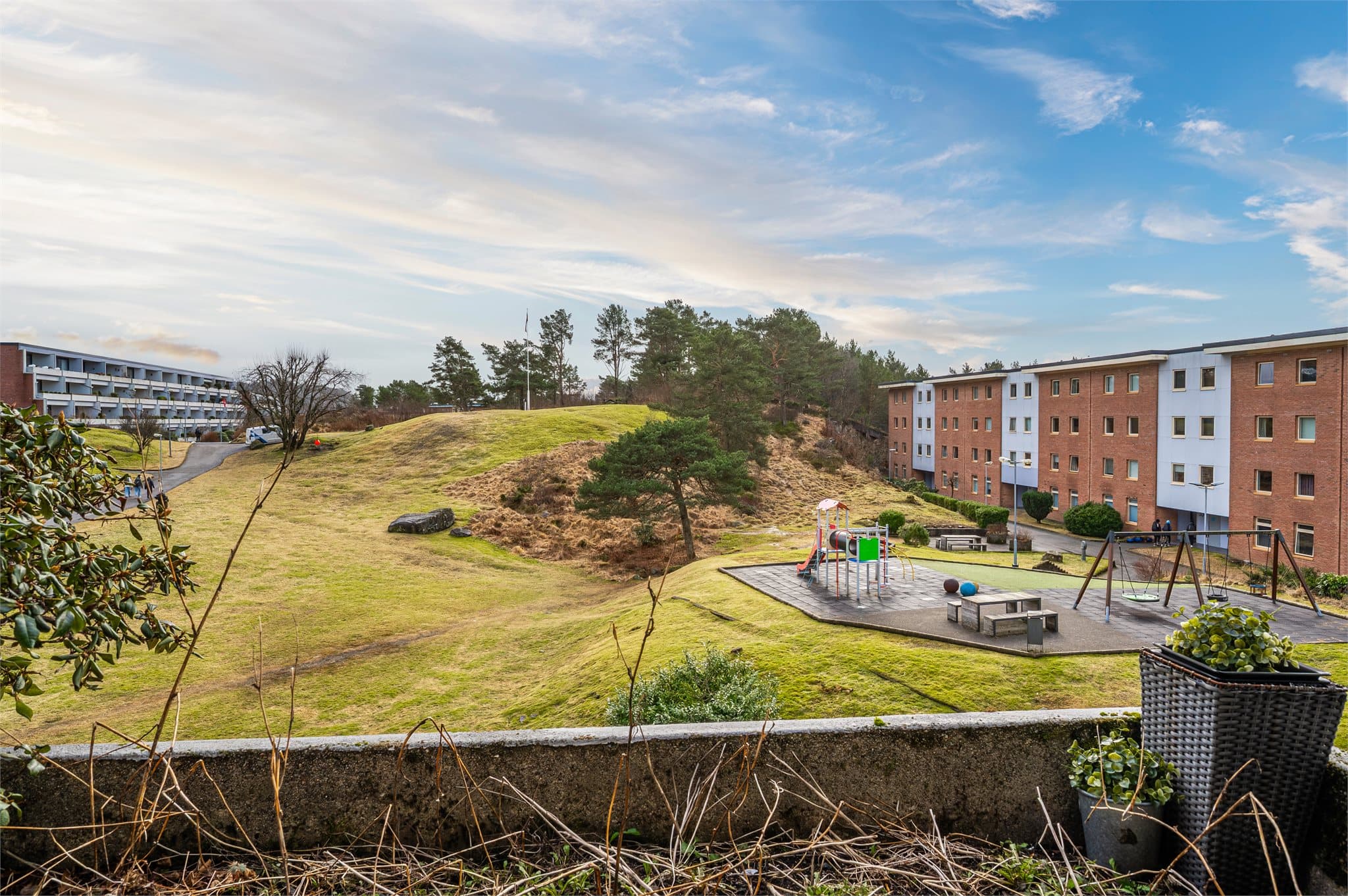 - Her har barna egen lekeplass og huskestativ på fellesområdet -