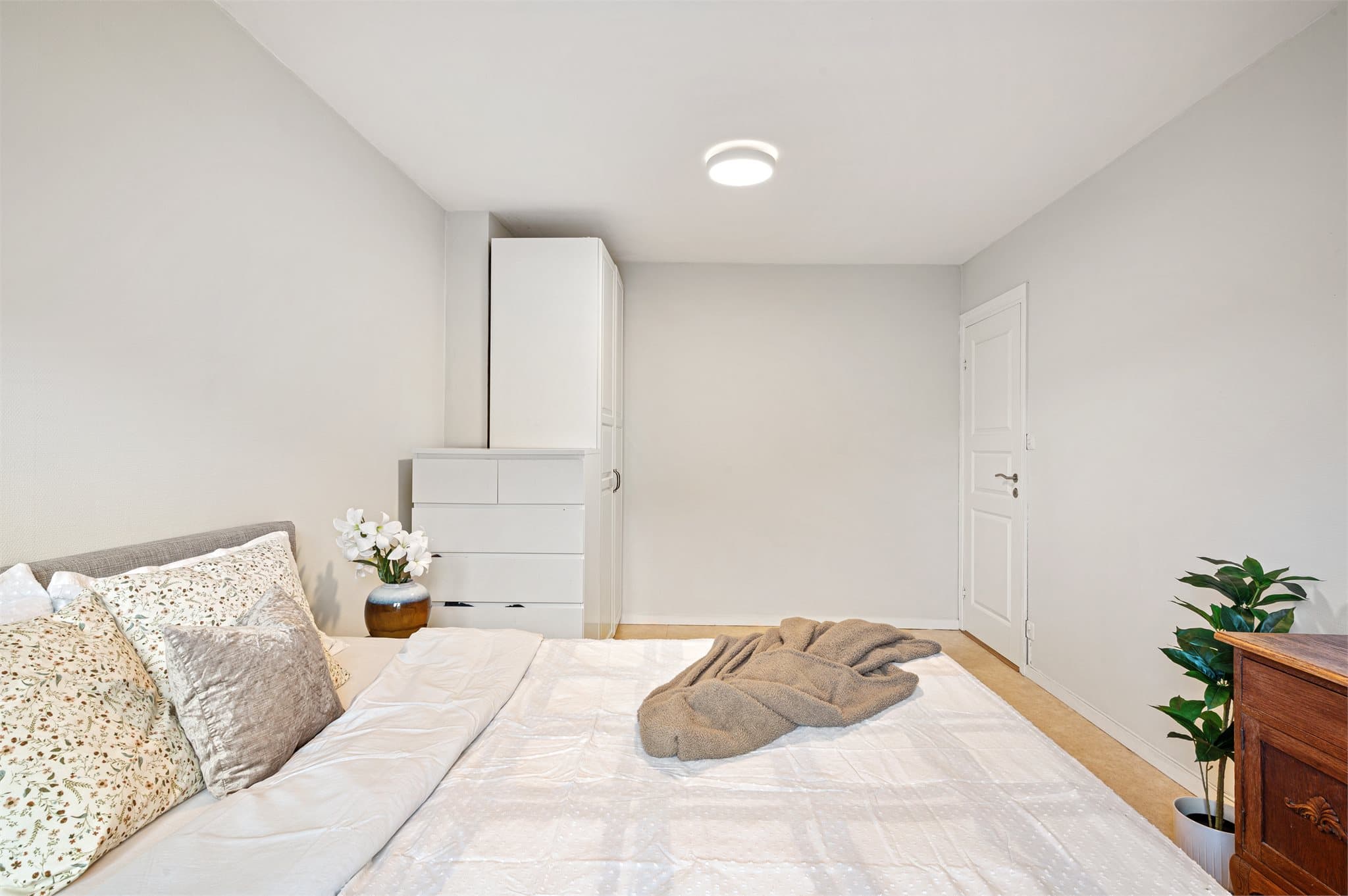 - Også her er det god plass til dobbeltseng i ønsket størrelse og tilhørende møblement -