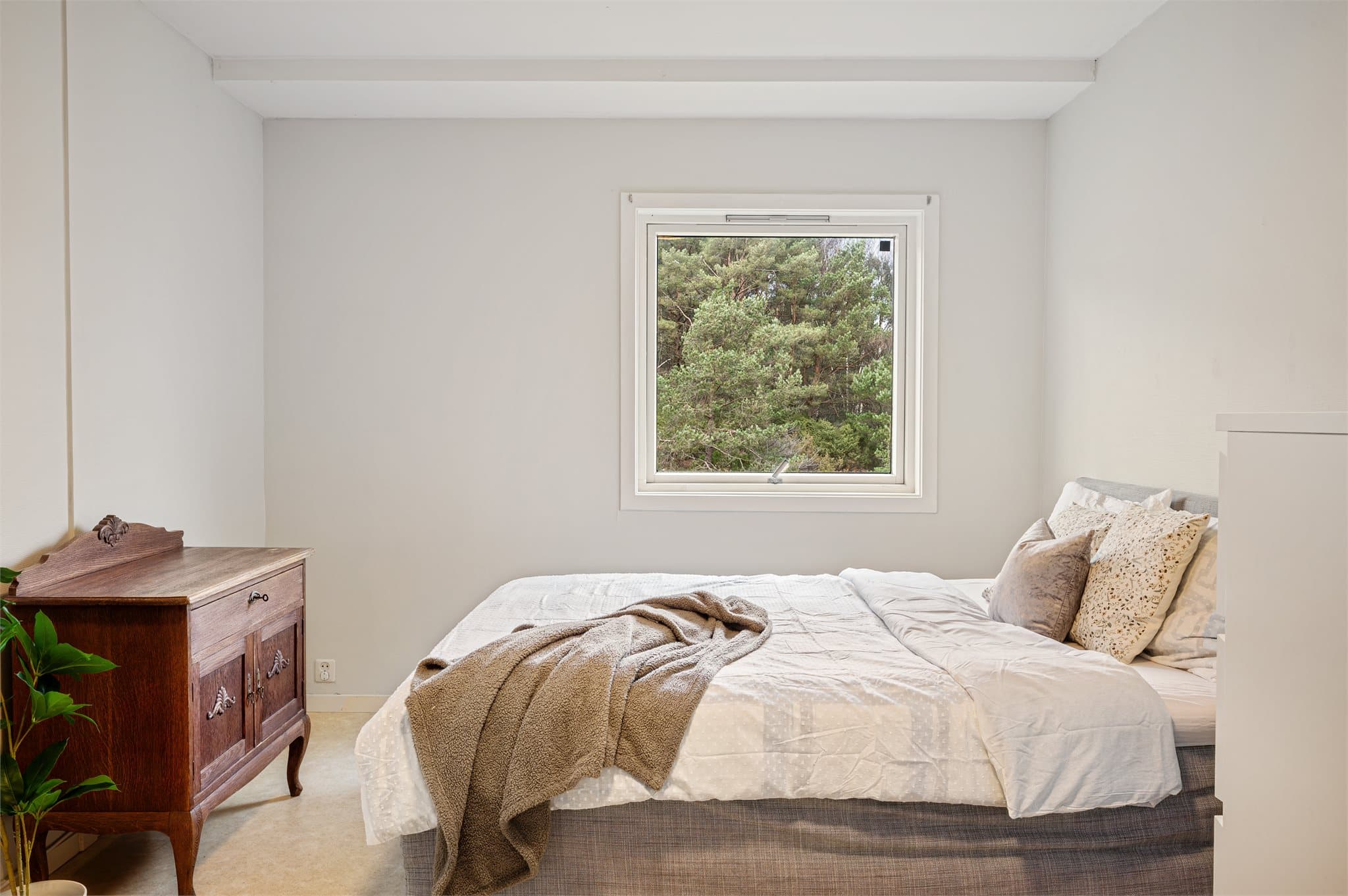 - Merk at soveromsvinduet er vendt ut mot flott natur -