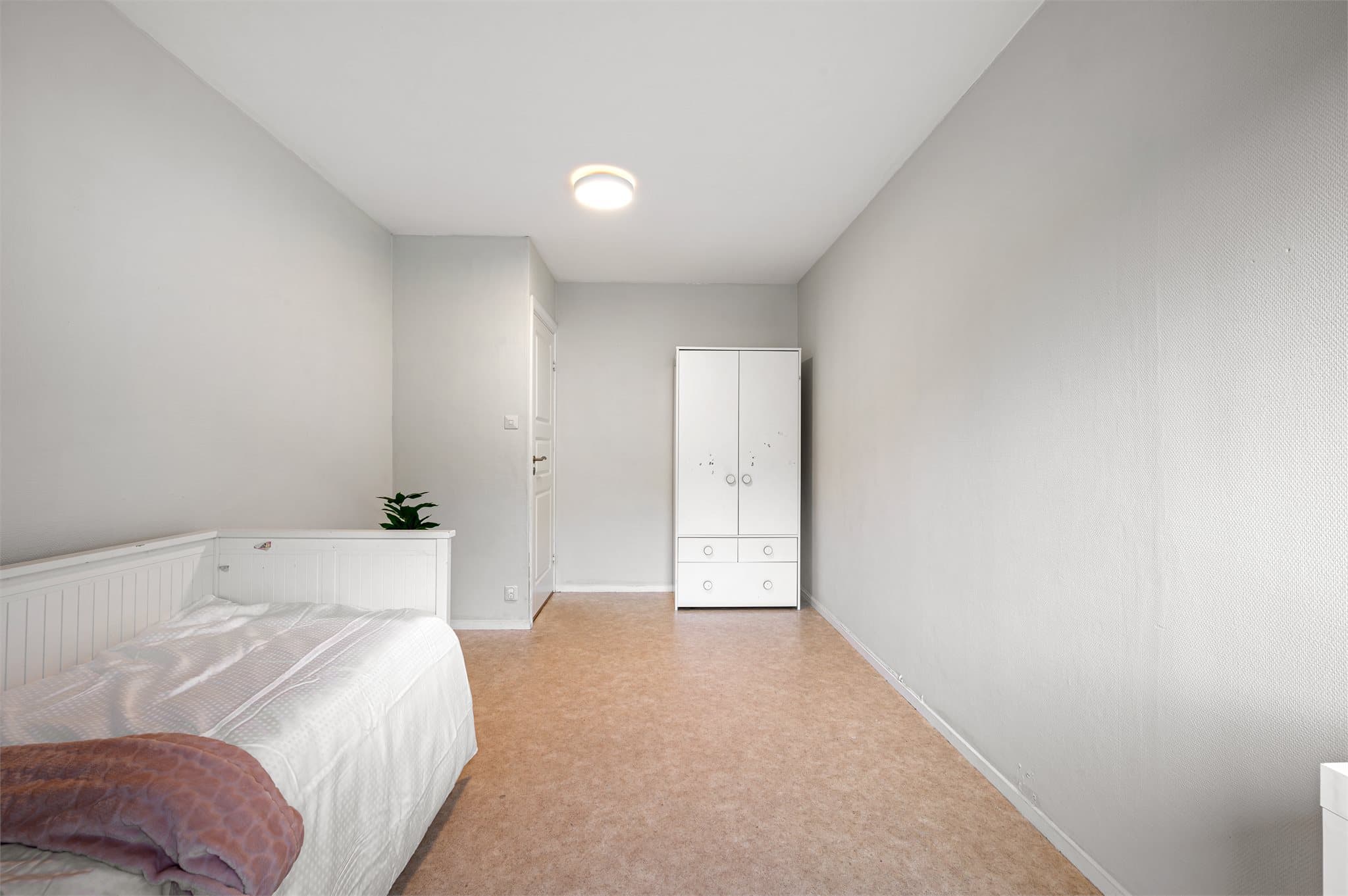 - Godt med plass til garderobeskap -