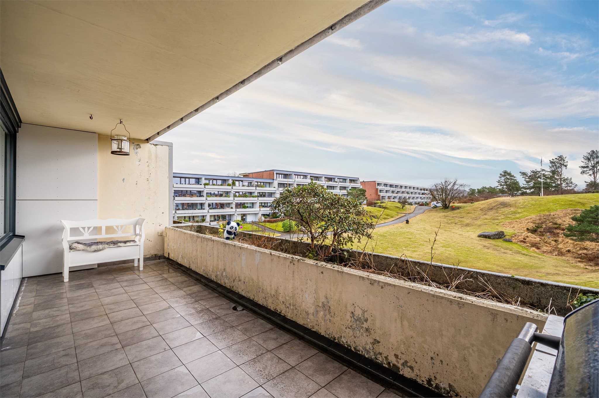 - Nyt en solrik altan med utsikt over flotte grøntarealer -