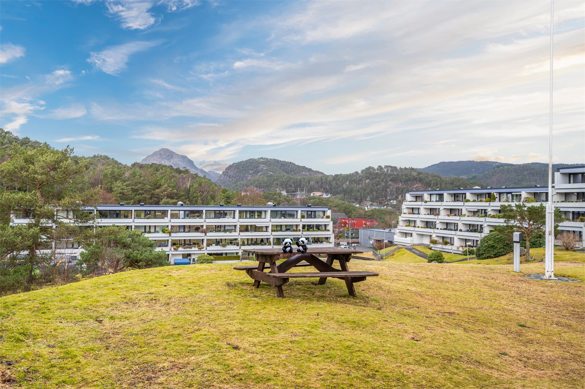 - Store, grønne fellesarealer med flott utsikt mot omringende fjell -