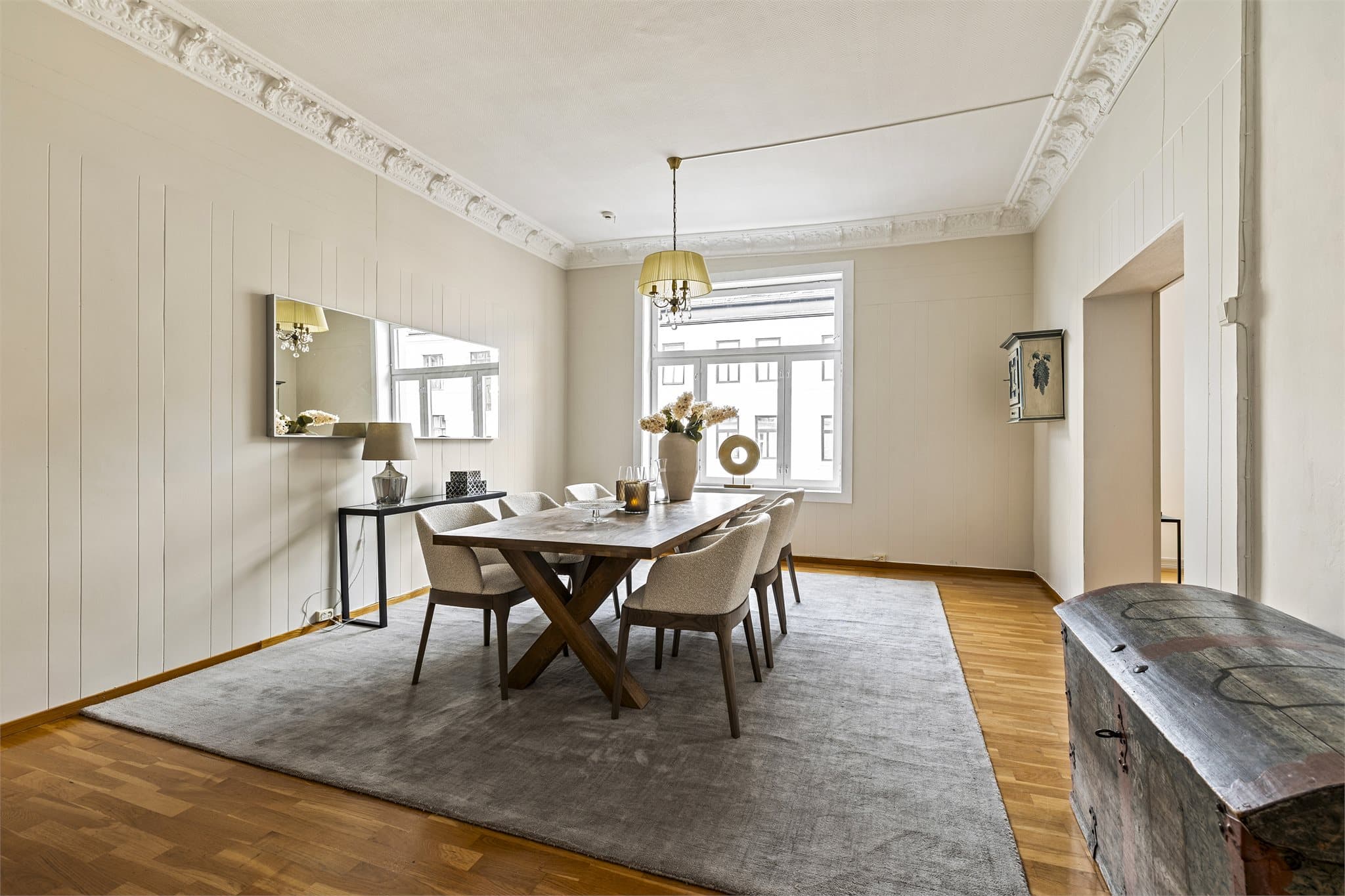 Romslig spisestue med vakker stukkatur og god plass til et stort spisebord – perfekt for hyggelige sammenkomster med familie og venner.